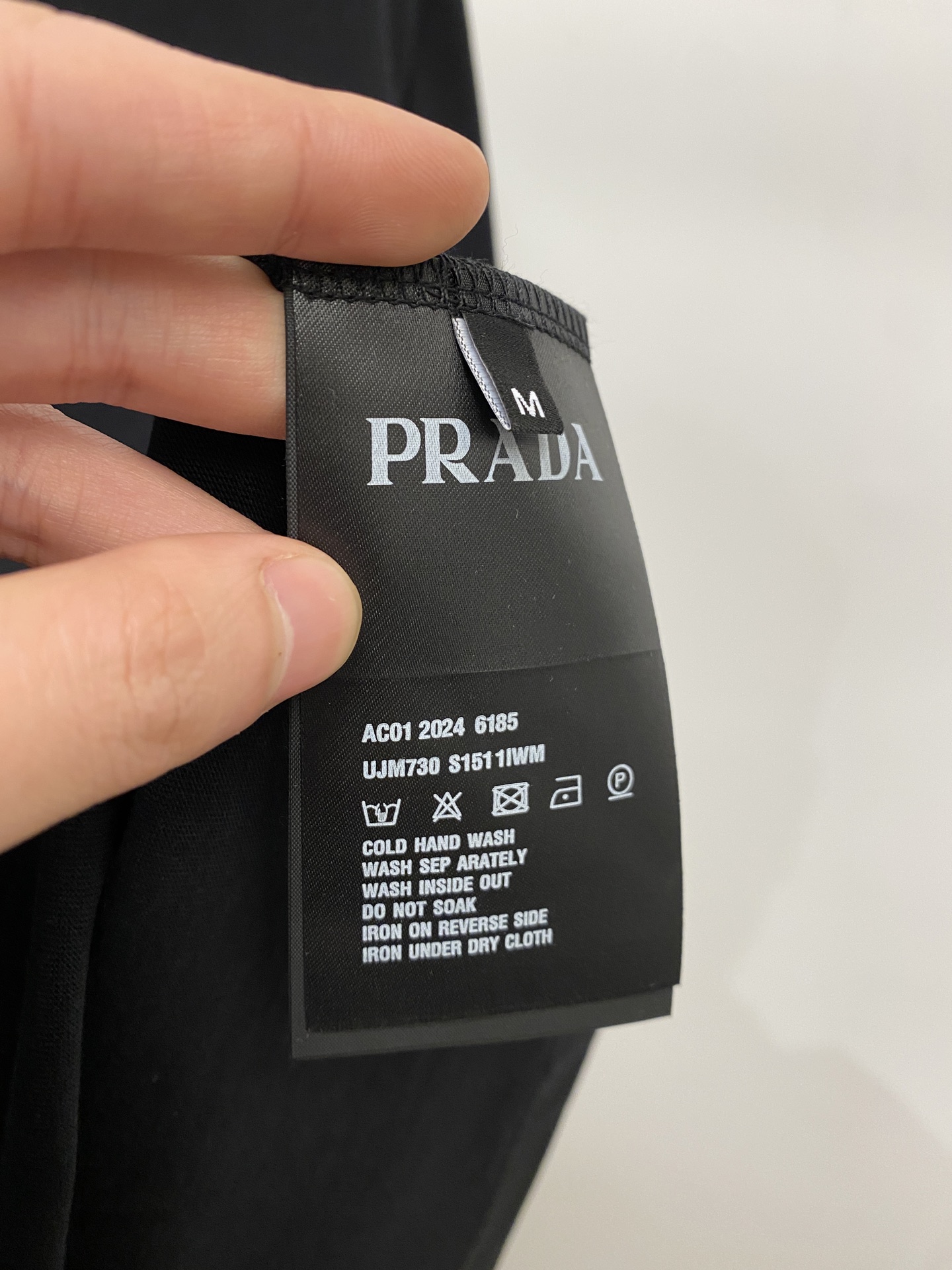 普拉达、2026新品短袖T恤，帅气时尚，胸前顶级印花字母logo，简约百搭款。面料棉 不仅挺括，保持潮流