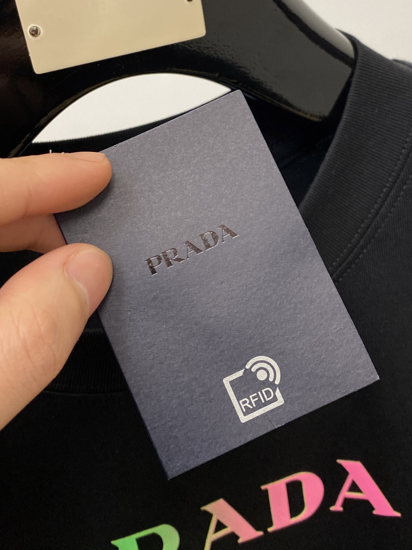 普拉达、2026新品短袖T恤，帅气时尚，胸前顶级印花字母logo，简约百搭款。面料棉 不仅挺括，保持潮流