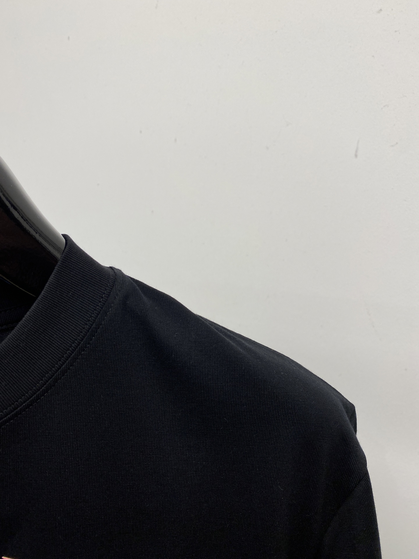 普拉达、2026新品短袖T恤，帅气时尚，胸前顶级印花字母logo，简约百搭款。面料棉 不仅挺括，保持潮流