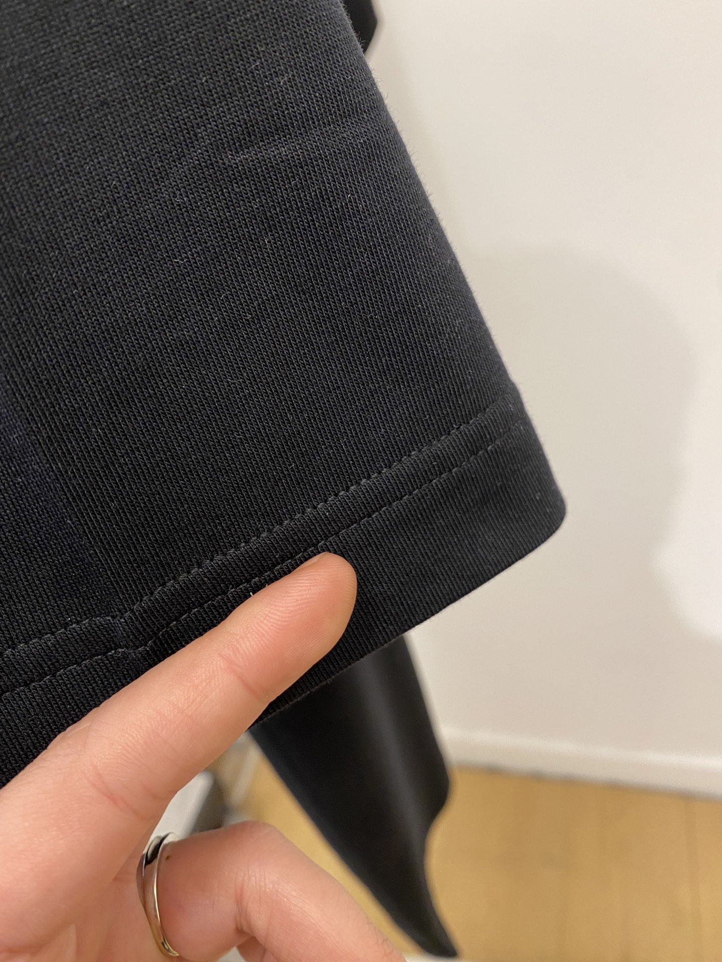 普拉达、2026新品短袖T恤，帅气时尚，胸前顶级印花字母logo，简约百搭款。面料棉 不仅挺括，保持潮流