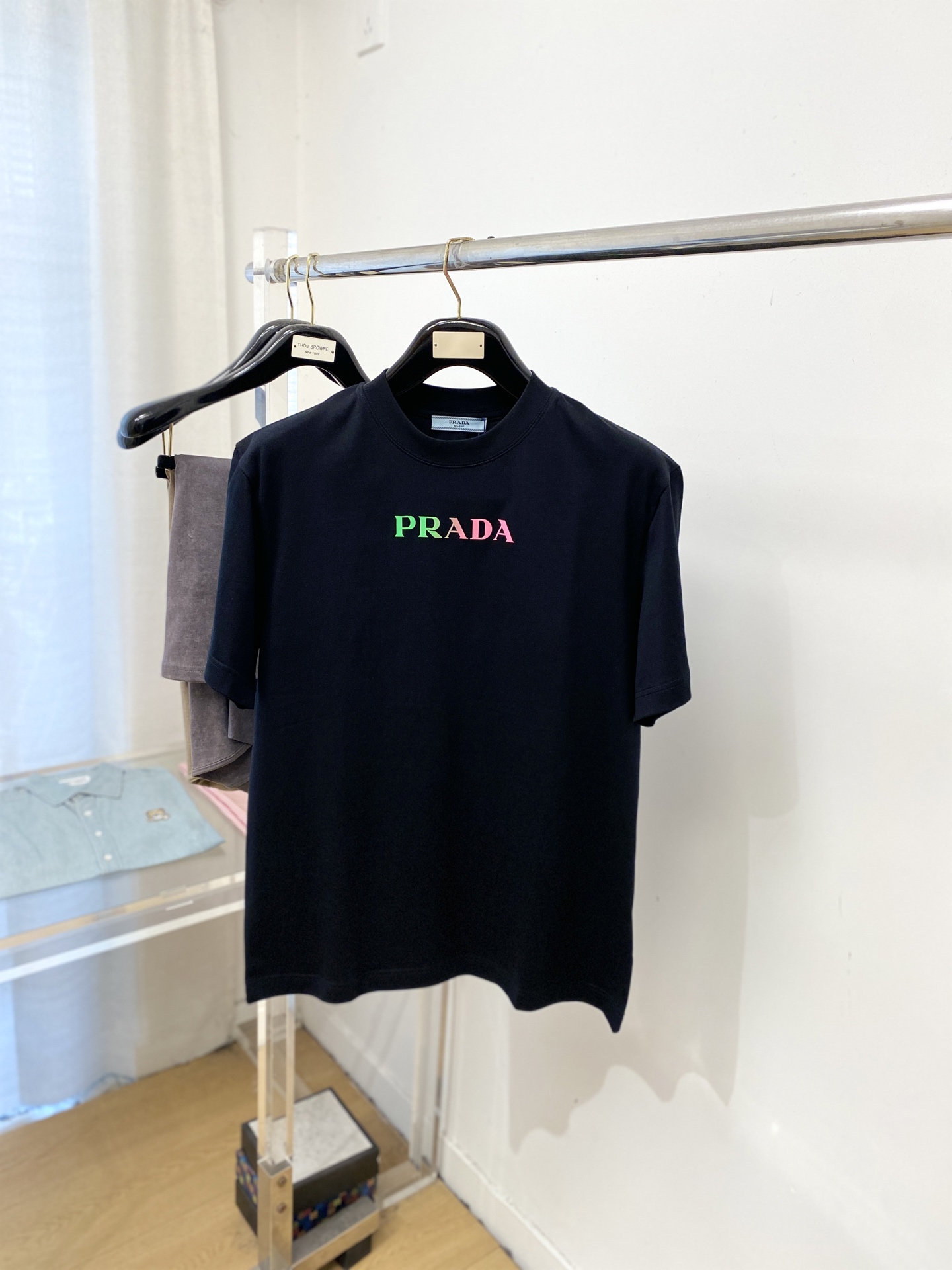 普拉达、2026新品短袖T恤，帅气时尚，胸前顶级印花字母logo，简约百搭款。面料棉 不仅挺括，保持潮流