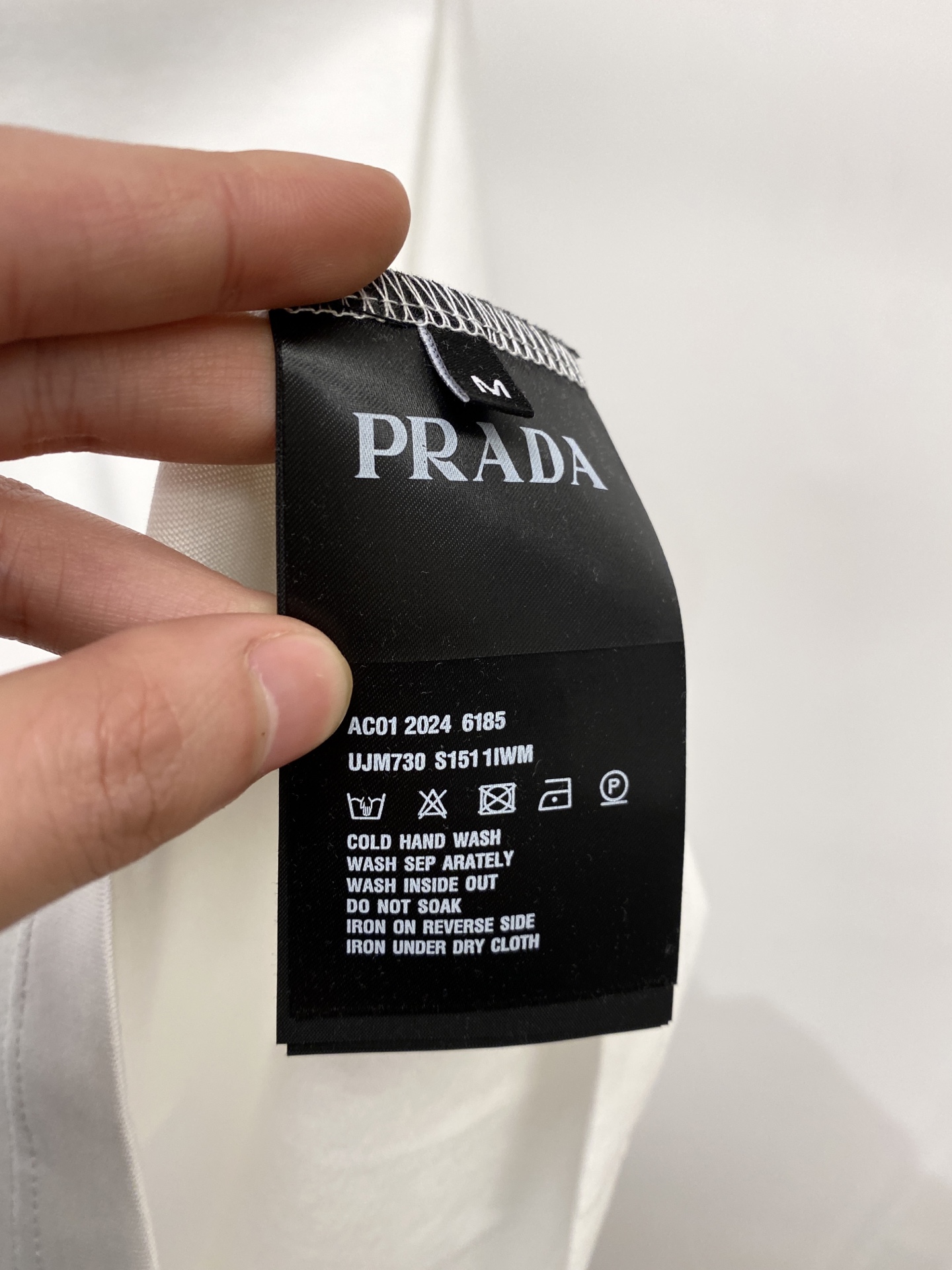 普拉达、2026新品短袖T恤，帅气时尚，胸前顶级印花字母logo，简约百搭款。面料棉 不仅挺括，保持潮流