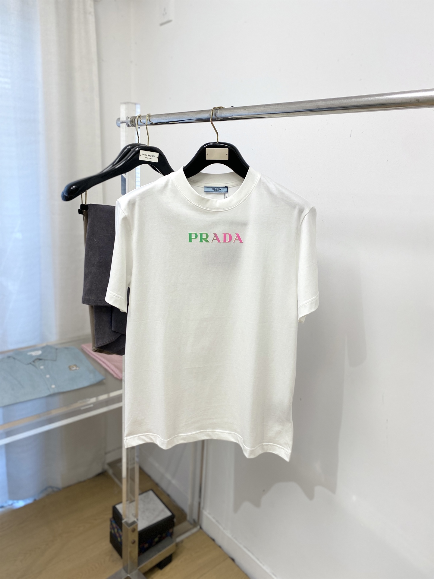 普拉达、2026新品短袖T恤，帅气时尚，胸前顶级印花字母logo，简约百搭款。面料棉 不仅挺括，保持潮流