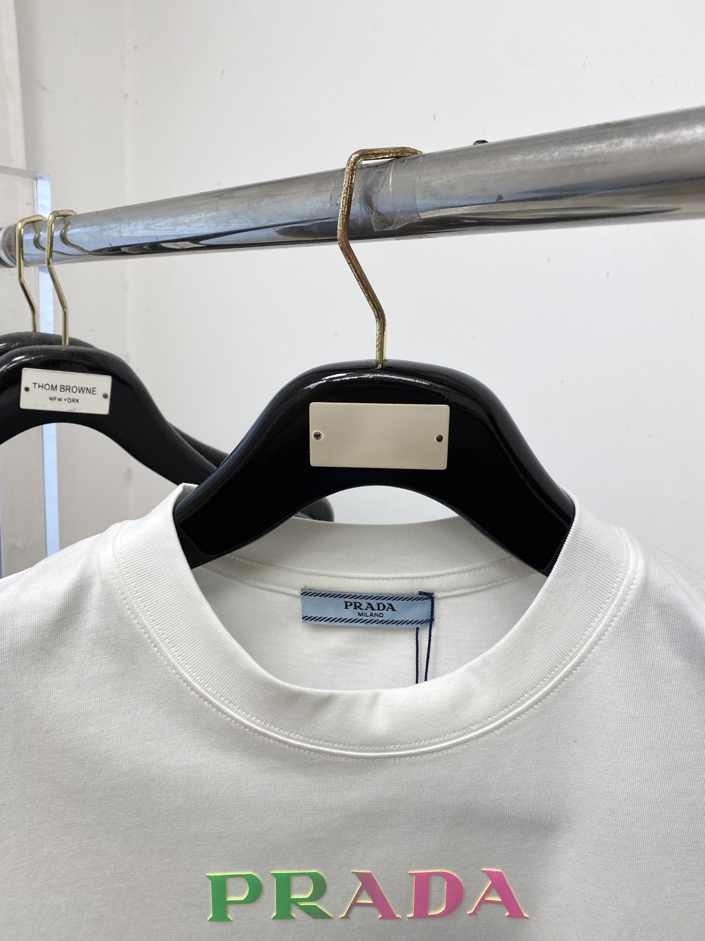 普拉达、2026新品短袖T恤，帅气时尚，胸前顶级印花字母logo，简约百搭款。面料棉 不仅挺括，保持潮流