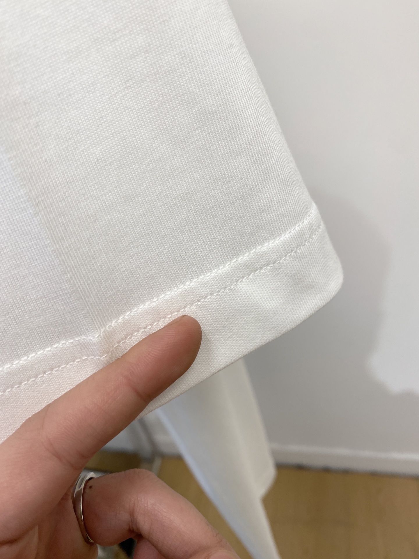 普拉达、2026新品短袖T恤，帅气时尚，胸前顶级印花字母logo，简约百搭款。面料棉 不仅挺括，保持潮流