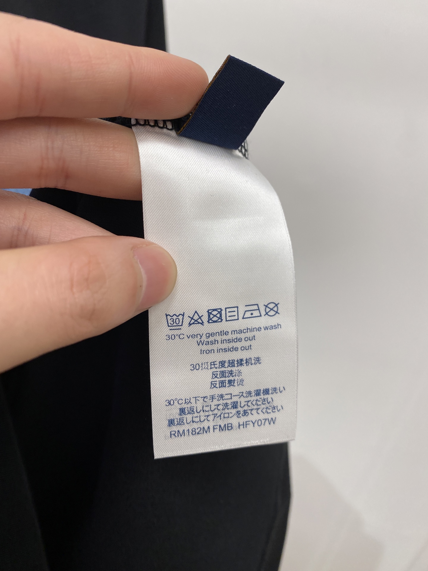 路易威登、2026新品短袖T恤，帅气时尚，胸前精致刺绣图案字母logo，简约百搭款。面料棉 不仅挺括，保
