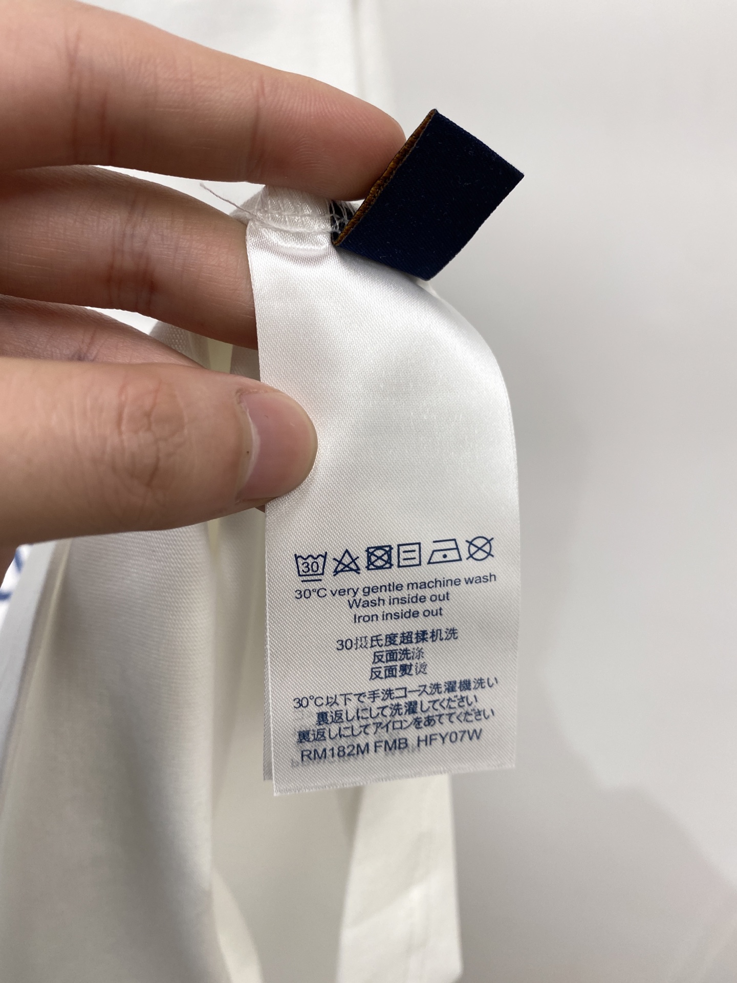 路易威登、2026新品短袖T恤，帅气时尚，胸前精致刺绣图案字母logo，简约百搭款。面料棉 不仅挺括，保