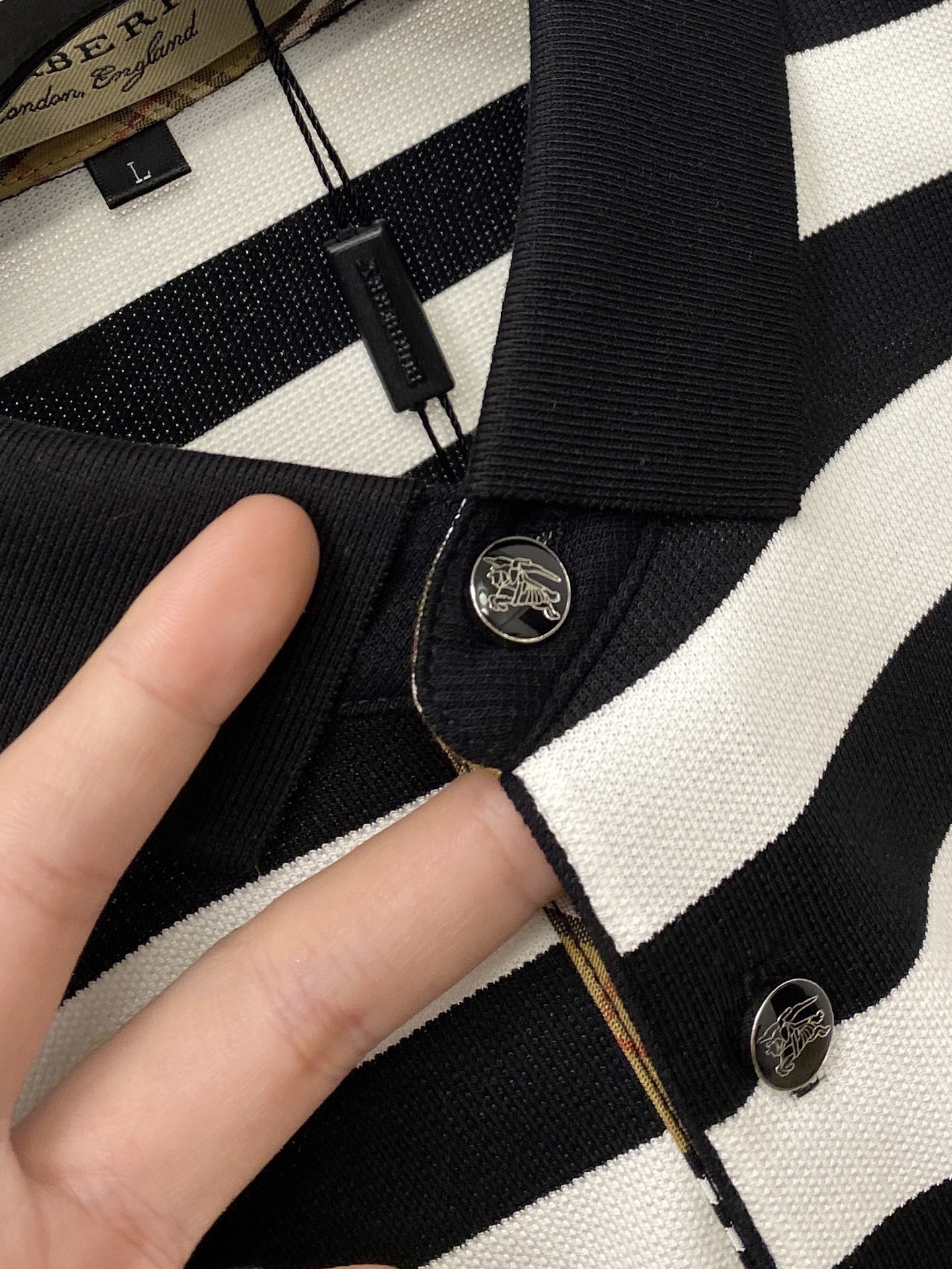 巴宝莉、2026新品短袖T恤，帅气时尚，简约百搭款。胸前精致刺绣图案logo，面料棉 不仅挺括，保持潮流