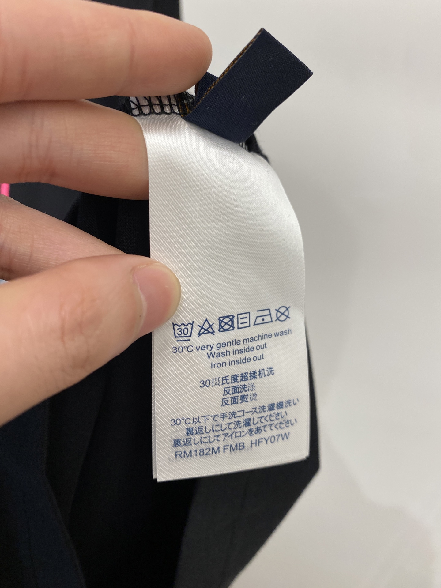 路易威登、2026新品短袖T恤，帅气时尚，简约百搭款。胸前顶级印花图案字母logo，面料棉 不仅挺括，保