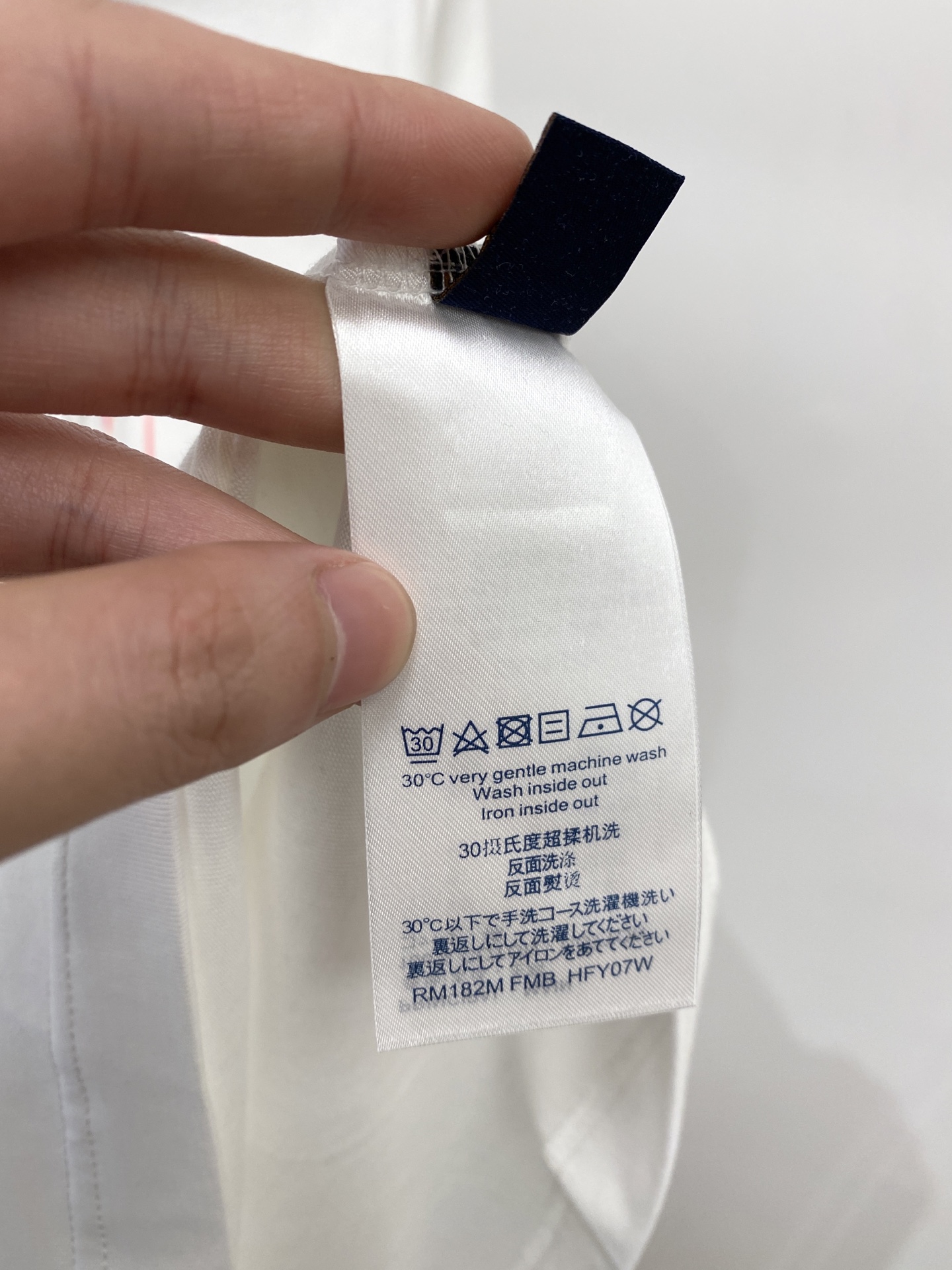 路易威登、2026新品短袖T恤，帅气时尚，简约百搭款。胸前顶级印花图案字母logo，面料棉 不仅挺括，保