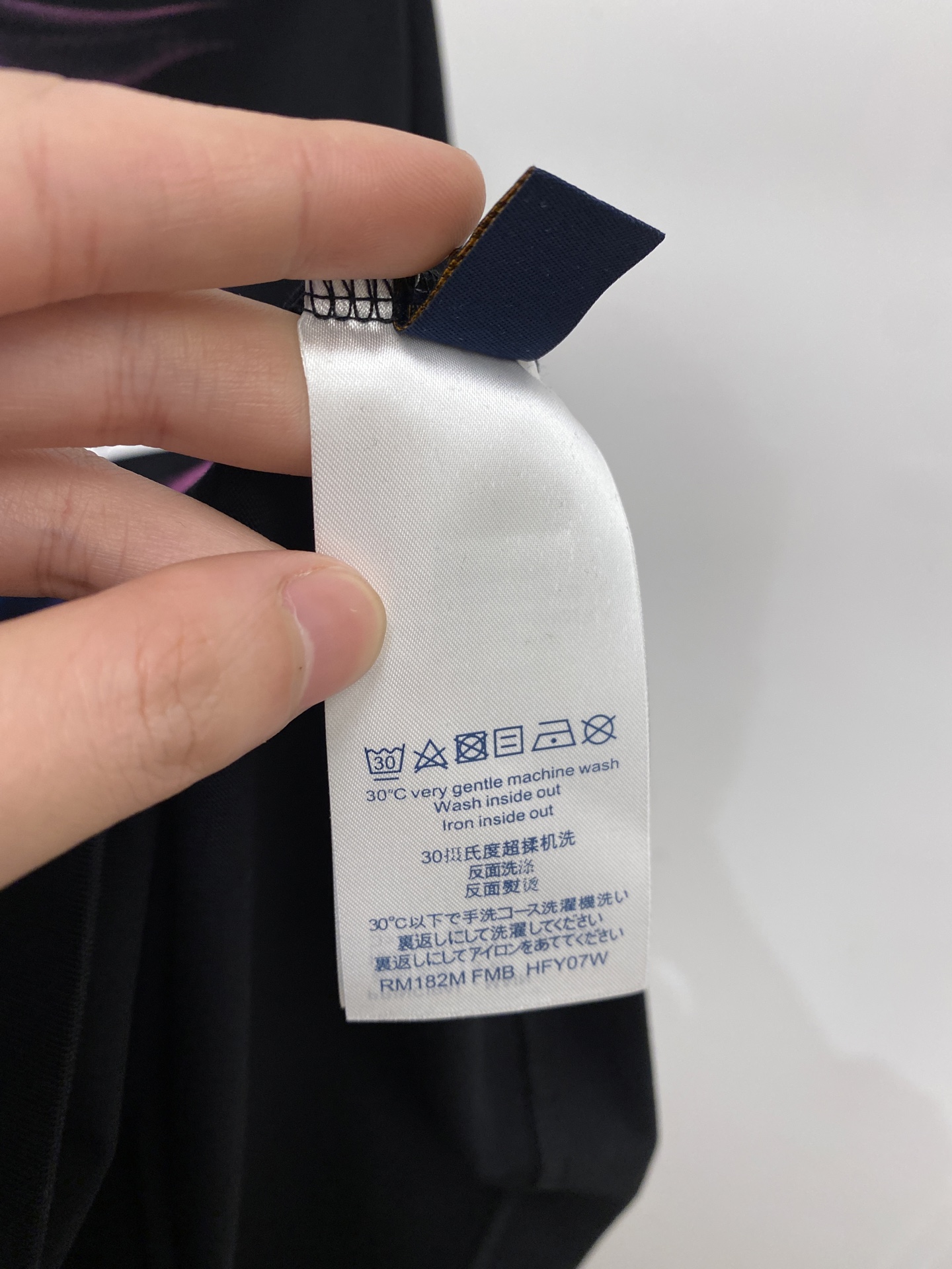 路易威登、2026新品短袖T恤，帅气时尚，简约百搭款。胸前顶级印花图案字母logo，面料棉 不仅挺括，保
