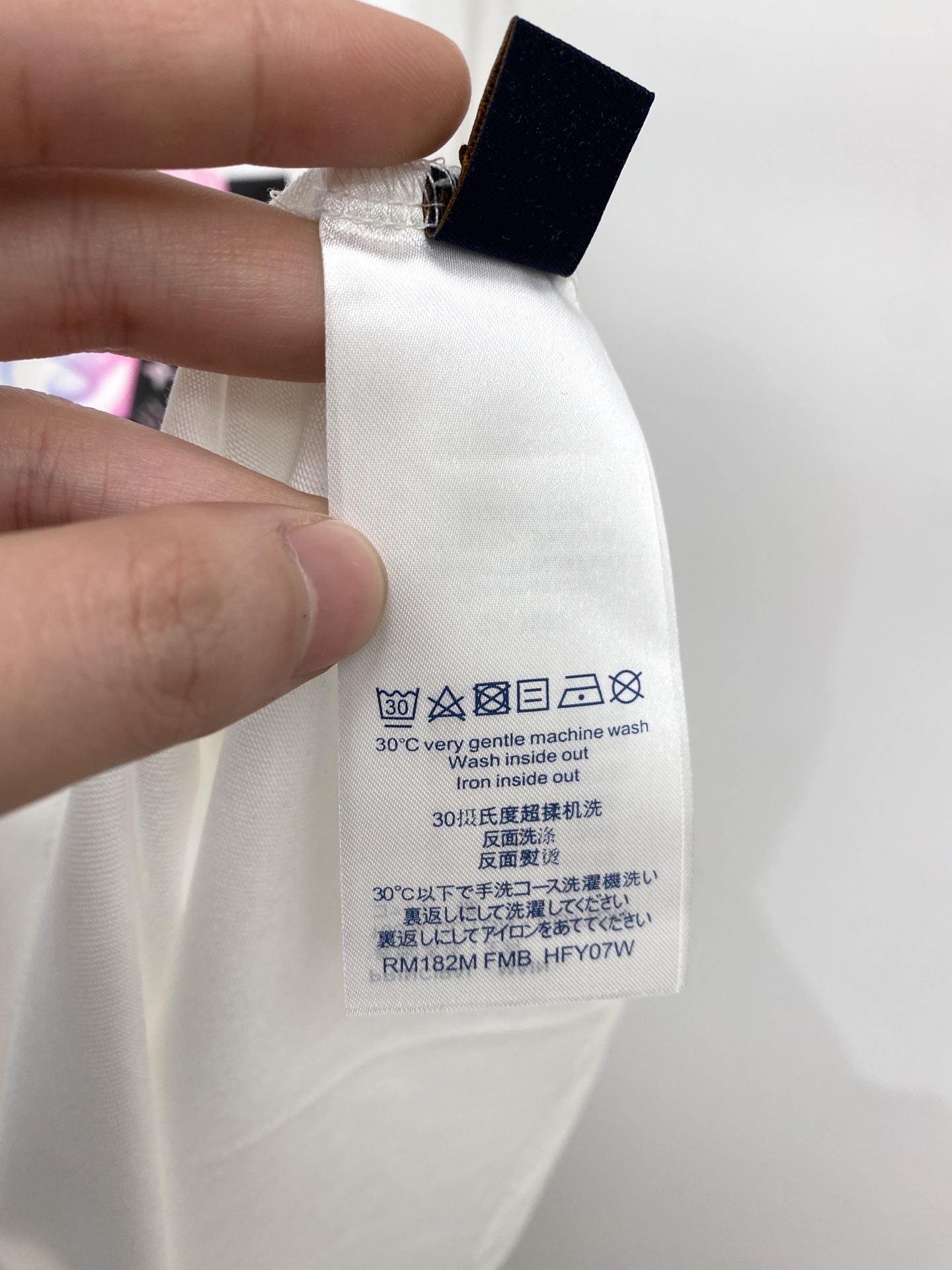 路易威登、2026新品短袖T恤，帅气时尚，简约百搭款。胸前顶级印花图案字母logo，面料棉 不仅挺括，保