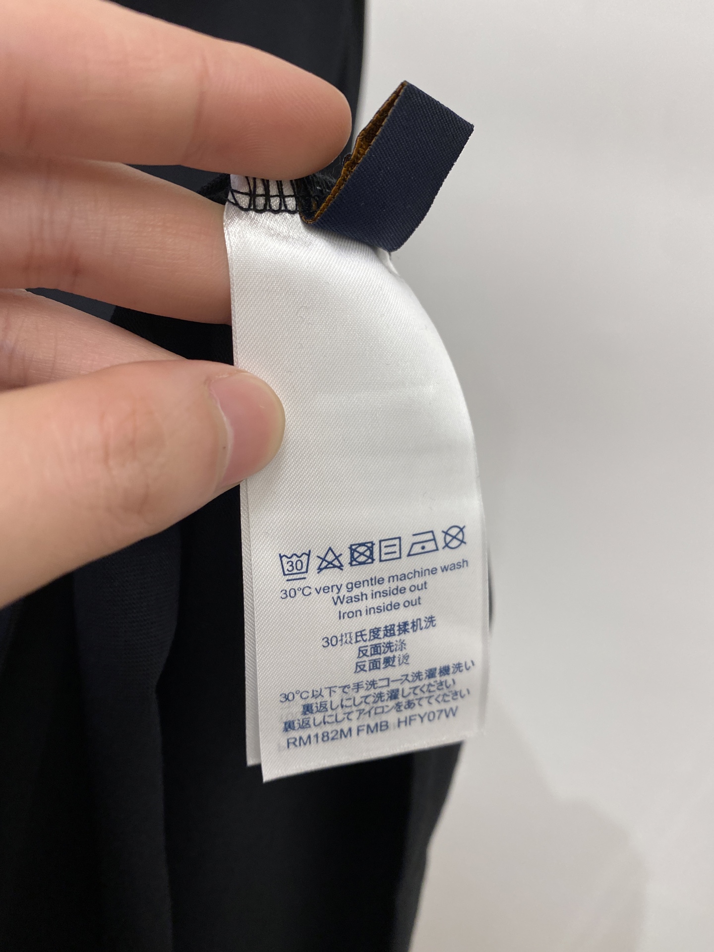 路易威登、2026新品短袖T恤，帅气时尚，简约百搭款。胸前精致刺绣图案logo，面料棉 不仅挺括，保持潮