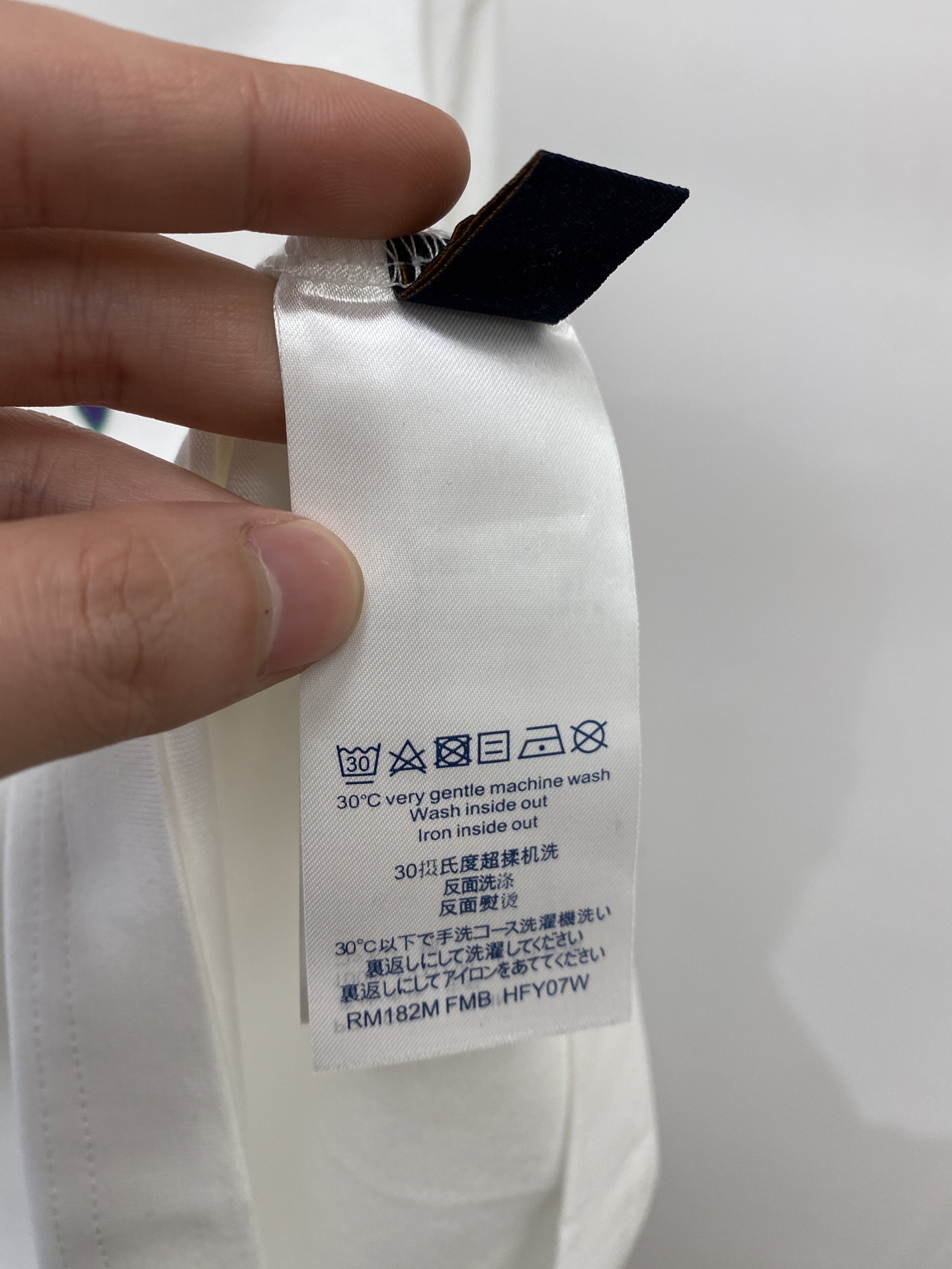 路易威登、2026新品短袖T恤，帅气时尚，简约百搭款。胸前精致刺绣图案logo，面料棉 不仅挺括，保持潮