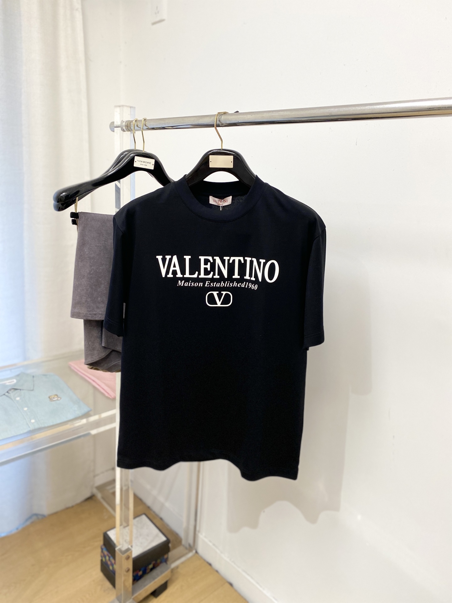 NO:743863,Valentino, 2026 new short-sleeved T-shirt, handsome and fashionable, top-notch printed letter logo on the chest, simple and versatile. The fabric cotton is not only crisp and maintains the trendy silhouette, but also comfortable to wear, and the yarn is more delicate. Size M-3XL, valentino, T-shirt, tees, t-shirt,19860909华伦天奴、2026新品短袖T恤,帅气时尚,胸前顶级印胶图案字母logo,简约百搭款.面料棉 不仅挺括,保持潮流的廓形,又穿着舒适,纱织更细腻,码数M-3XL,,valentino,T-shirt,tees，t-shirt,,Men's clothing
