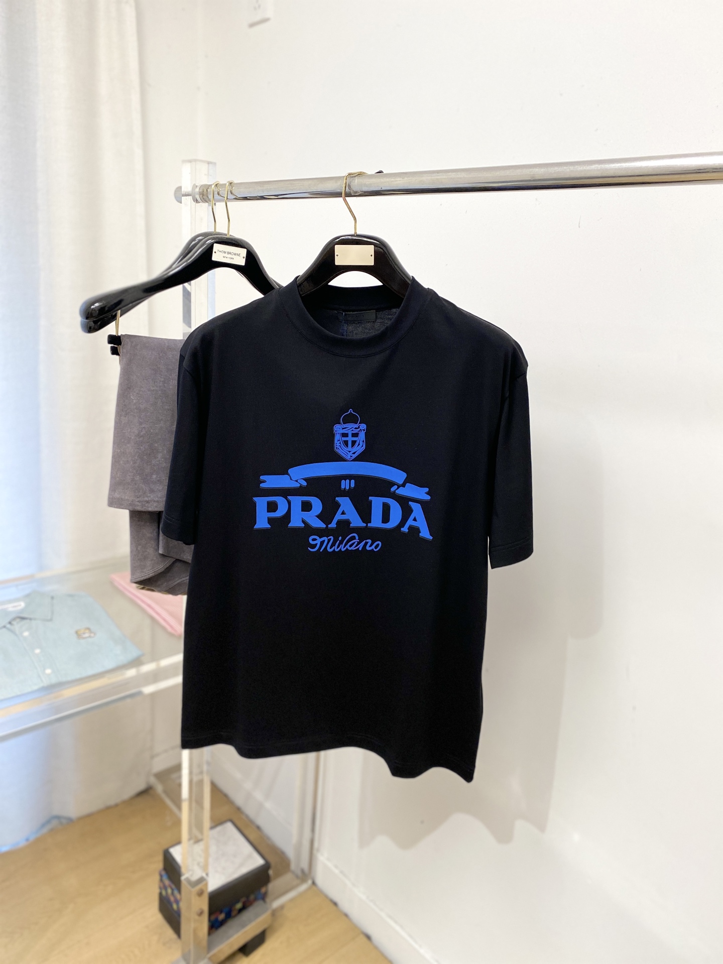 NO:743858,Prada, 2026 new short-sleeved T-shirt, handsome and fashionable, top-notch printed letter logo on the chest, simple and versatile. The fabric cotton is not only crisp and maintains the trendy silhouette, but also comfortable to wear, and the yarn is more delicate. The size is M-3XL, prada, T-shirt, tees, t-shirt,19860909普拉达、2026新品短袖T恤,帅气时尚,胸前顶级印胶图案字母logo,简约百搭款.面料棉 不仅挺括,保持潮流的廓形,又穿着舒适,纱织更细腻,码数M-3XL,,prada,T-shirt,tees，t-shirt,,Men's clothing