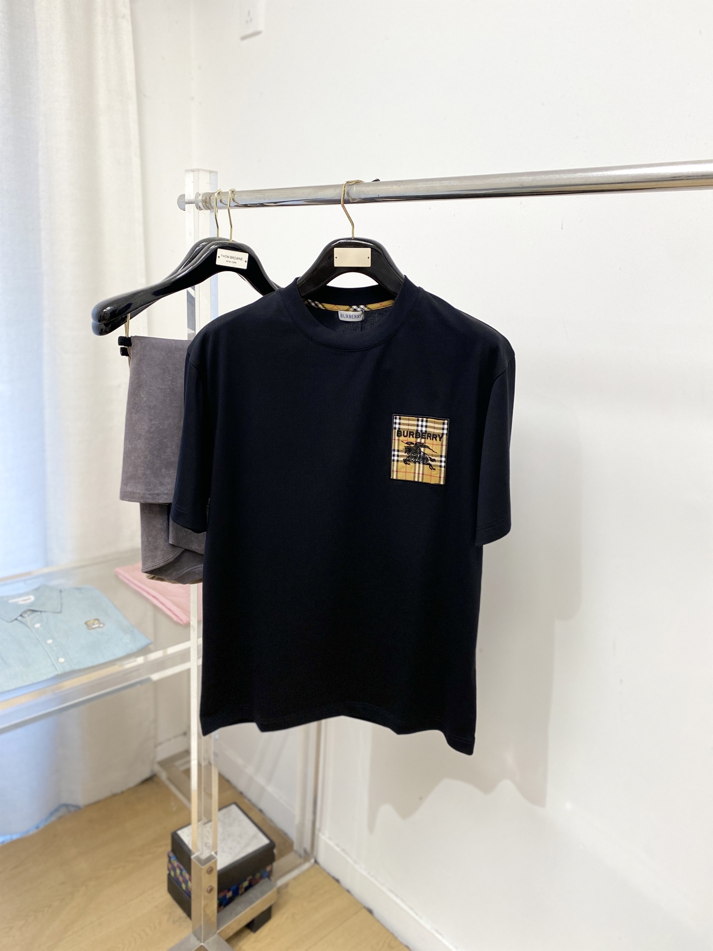 NO:743853,Burberry, 2026 new short-sleeved T-shirt, handsome and fashionable, exquisite embroidery pattern letter logo on the chest, simple and versatile. The fabric cotton is not only crisp and maintains the trendy silhouette, but also comfortable to wear, and the yarn is more delicate. The size is M-3XL,, burberry, T-shirt, tees, t-shirt,19860909巴宝莉、2026新品短袖T恤,帅气时尚,胸前精致刺绣图案字母logo,简约百搭款.面料棉 不仅挺括,保持潮流的廓形,又穿着舒适,纱织更细腻,码数M-3XL,,burberry,T-shirt,tees，t-shirt,,Men's clothing