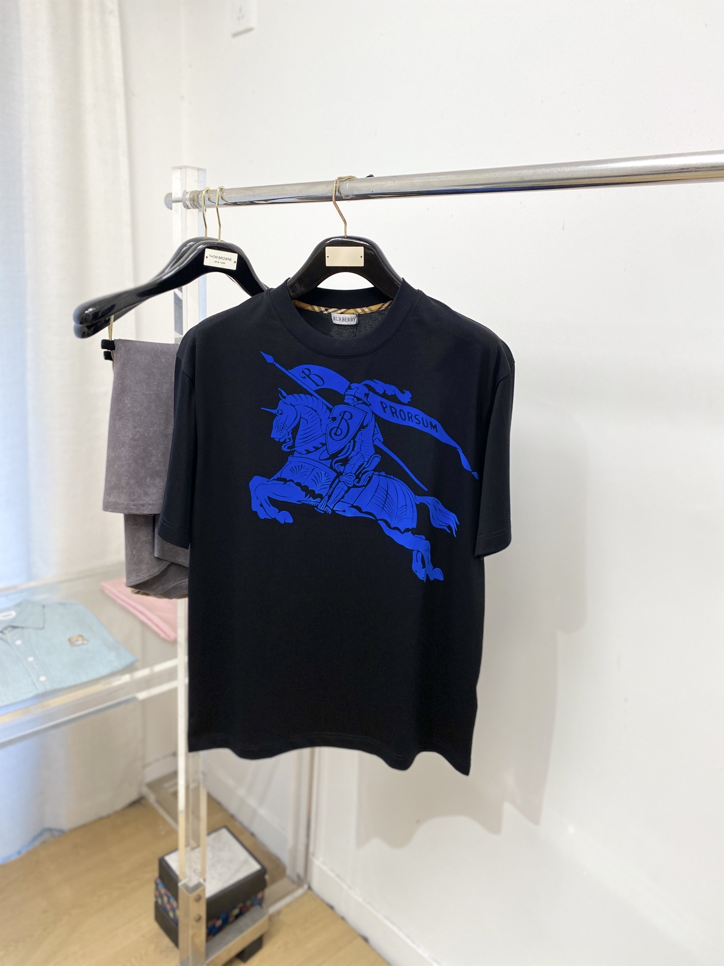 NO:743848,Burberry, 2026 new short-sleeved T-shirt, handsome and fashionable, top-notch printed letter logo on the chest, simple and versatile. The fabric cotton is not only crisp and maintains the trendy silhouette, but also comfortable to wear, and the yarn is more delicate. The size is M-3XL,, burberry, T-shirt, tees, t-shirt,19860909巴宝莉、2026新品短袖T恤,帅气时尚,胸前顶级印花图案字母logo,简约百搭款.面料棉 不仅挺括,保持潮流的廓形,又穿着舒适,纱织更细腻,码数M-3XL,,burberry,T-shirt,tees，t-shirt,,Men's clothing