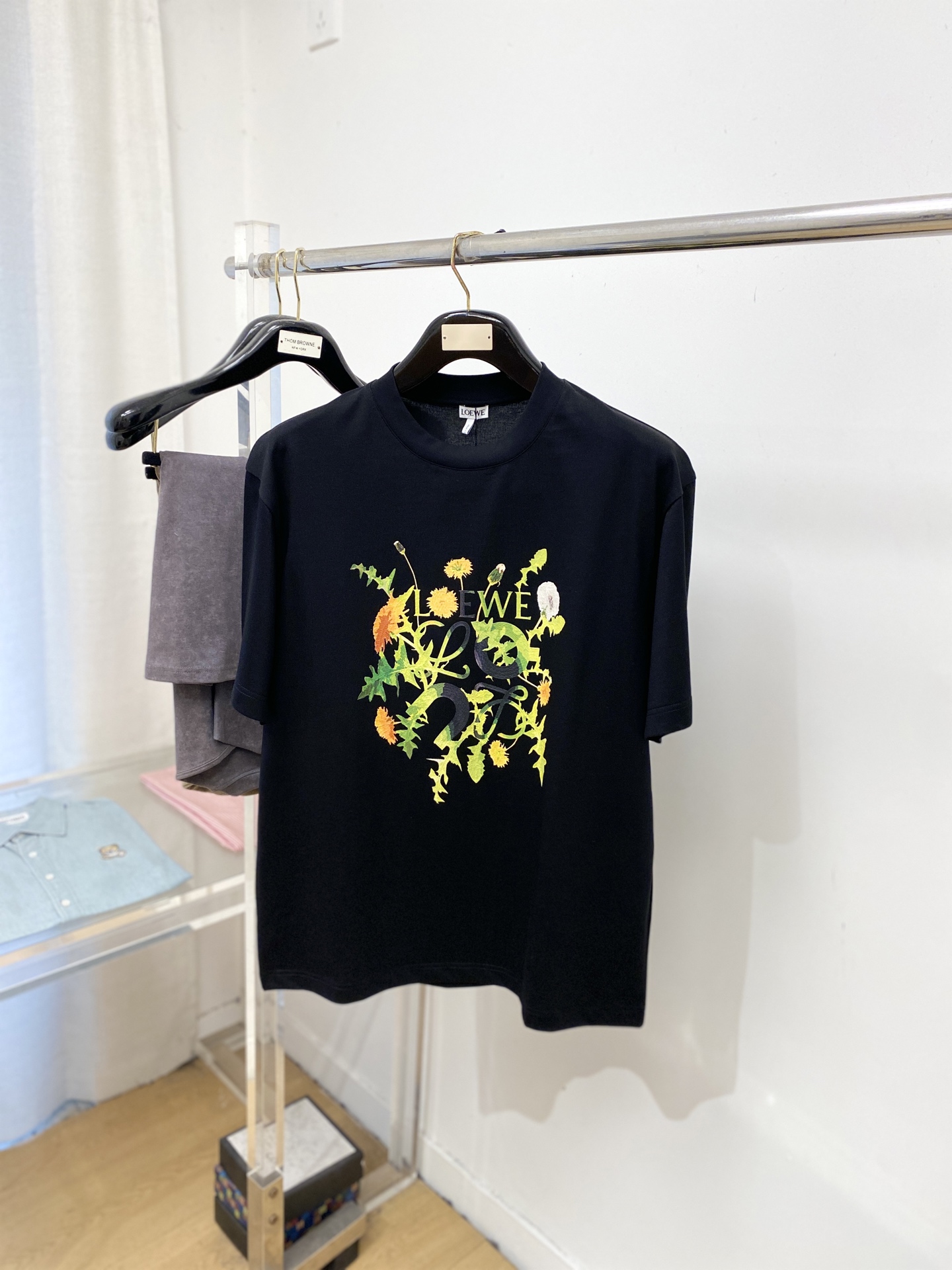 NO:743843,Loewe, 2026 new short-sleeved T-shirt, handsome and fashionable, top-notch printed letter logo on the chest, simple and versatile. The fabric cotton is not only crisp and maintains the trendy silhouette, but also comfortable to wear, and the yarn is more delicate. The size is M-3XL,, loewe, T-shirt, tees, t-shirt,19860909罗意威、2026新品短袖T恤,帅气时尚,胸前顶级印花图案字母logo,简约百搭款.面料棉 不仅挺括,保持潮流的廓形,又穿着舒适,纱织更细腻,码数M-3XL,,loewe,T-shirt,tees，t-shirt,,Men's clothing