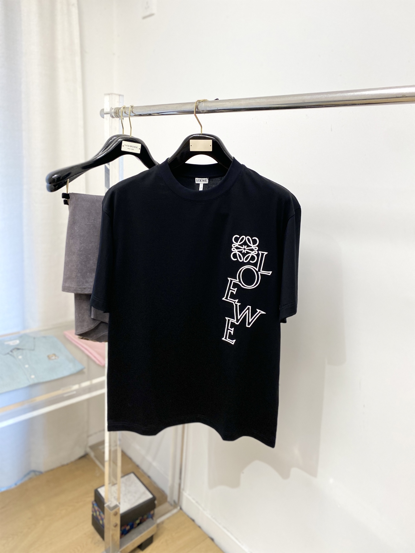 NO:743840,Loewe, 2026 new short-sleeved T-shirt, handsome and fashionable, exquisite embroidery pattern letter logo on the chest, simple and versatile. The fabric cotton is not only crisp and maintains the trendy silhouette, but also comfortable to wear, and the yarn is more delicate. The size is M-3XL,, loewe, T-shirt, tees, t-shirt,19860909罗意威、2026新品短袖T恤,帅气时尚,胸前精致刺绣图案字母logo,简约百搭款.面料棉 不仅挺括,保持潮流的廓形,又穿着舒适,纱织更细腻,码数M-3XL,,loewe,T-shirt,tees，t-shirt,,Men's clothing