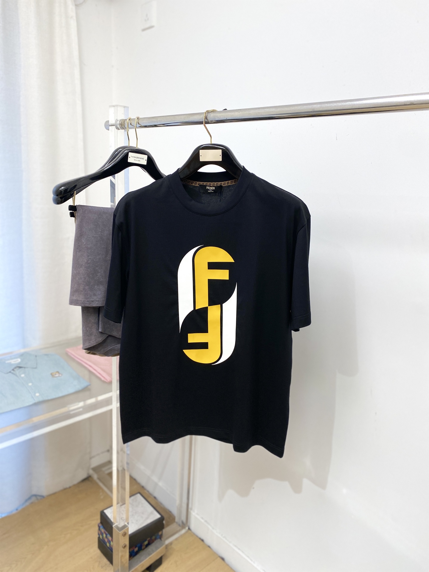 NO:743836,Fendi, 2026 new short-sleeved T-shirt, handsome and fashionable, top-notch printed letter logo on the chest, simple and versatile. The fabric cotton is not only crisp and maintains the trendy silhouette, but also comfortable to wear, and the yarn is more delicate. Size M-3XL,,fendi,T-shirt,tees,t-shirt,19860909芬迪、2026新品短袖T恤,帅气时尚,胸前顶级印胶字母logo,简约百搭款.面料棉 不仅挺括,保持潮流的廓形,又穿着舒适,纱织更细腻,码数M-3XL,,fendi,T-shirt,tees，t-shirt,,Men's clothing