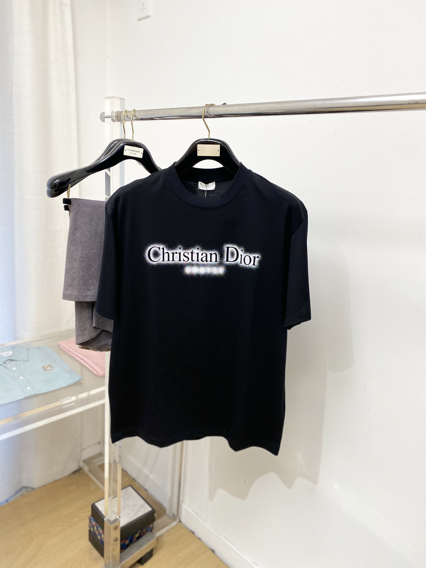 NO:743828,Dior, 2026 new short-sleeved T-shirt, handsome and fashionable, top-notch printed letter logo on the chest, simple and versatile. The fabric cotton is not only crisp and maintains the trendy silhouette, but also comfortable to wear, and the yarn is more delicate. Size M-3XL, dior, T-shirt, tees, t-shirt,19860909迪奥、2026新品短袖T恤,帅气时尚,胸前顶级印花字母logo,简约百搭款.面料棉 不仅挺括,保持潮流的廓形,又穿着舒适,纱织更细腻,码数M-3XL,,dior,T-shirt,tees，t-shirt,,Men's clothing