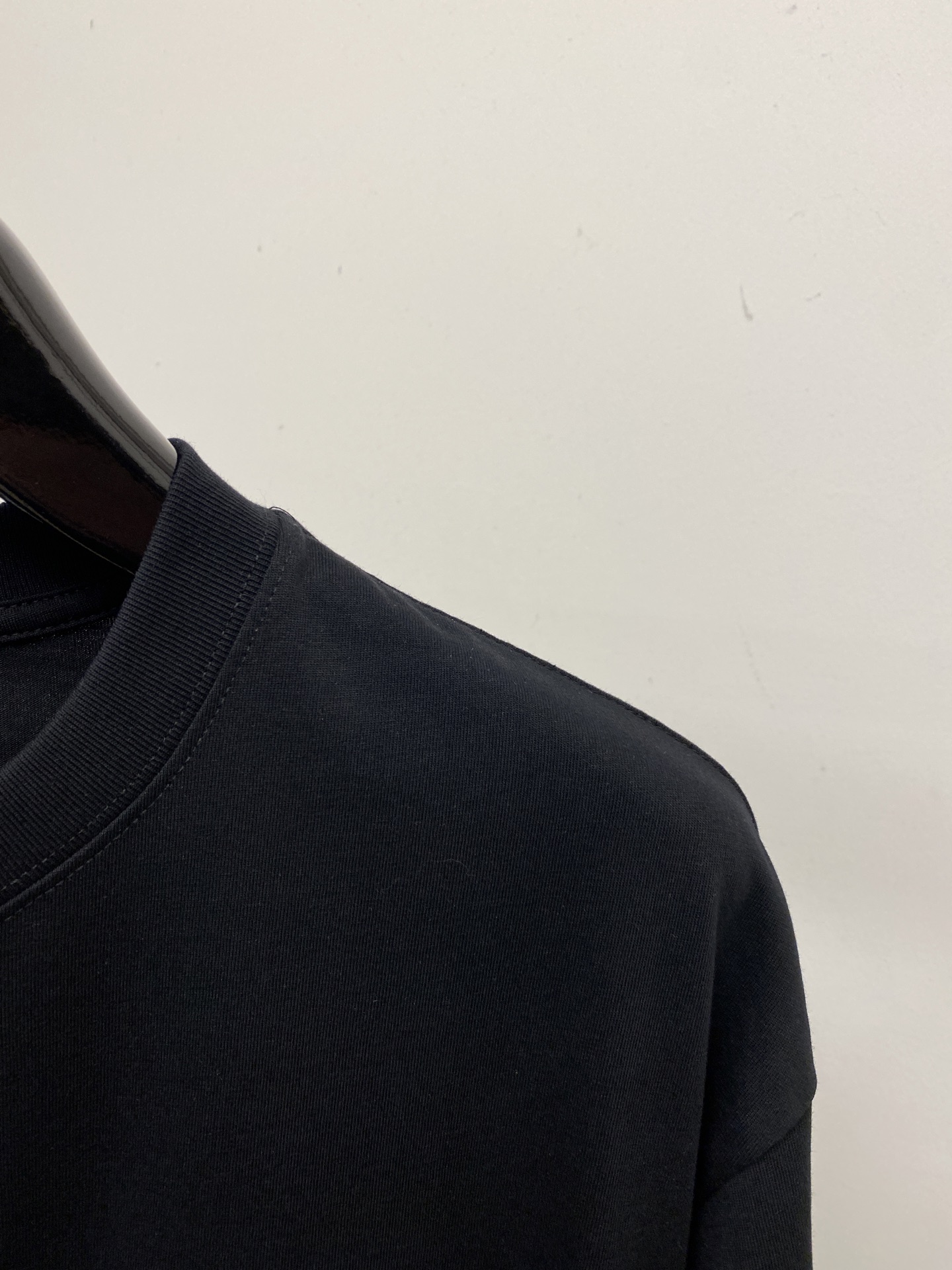 迪奥、2026新品短袖T恤，帅气时尚，胸前精致刺绣字母logo，简约百搭款。面料棉 不仅挺括，保持潮流的