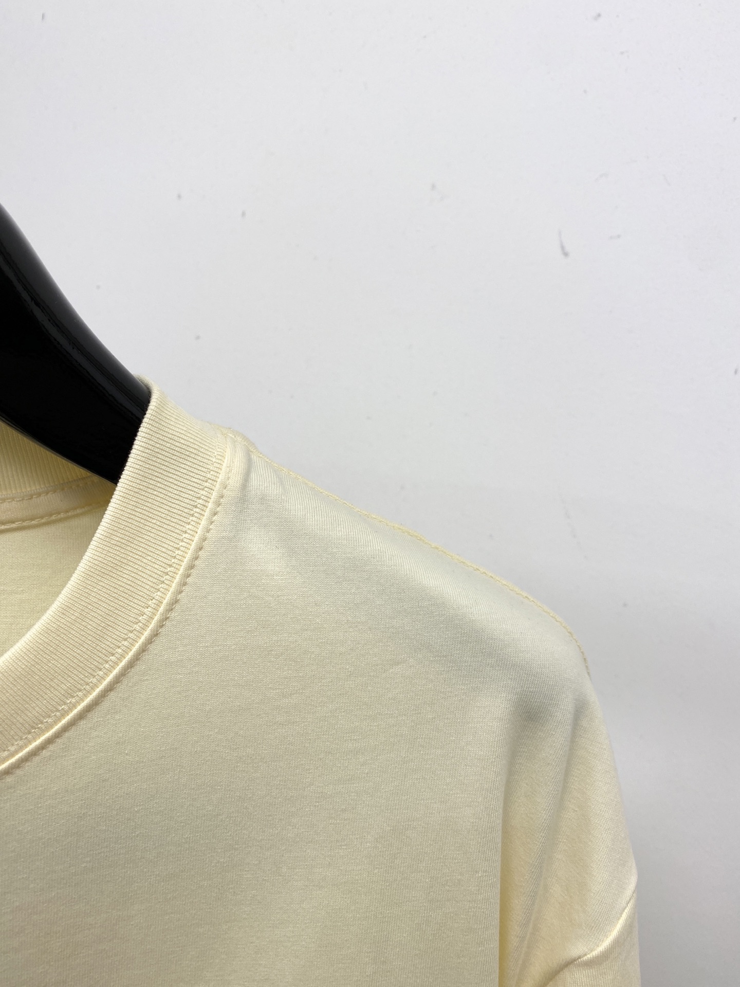 迪奥、2026新品短袖T恤，帅气时尚，胸前精致刺绣图案字母logo，简约百搭款。面料棉 不仅挺括，保持潮