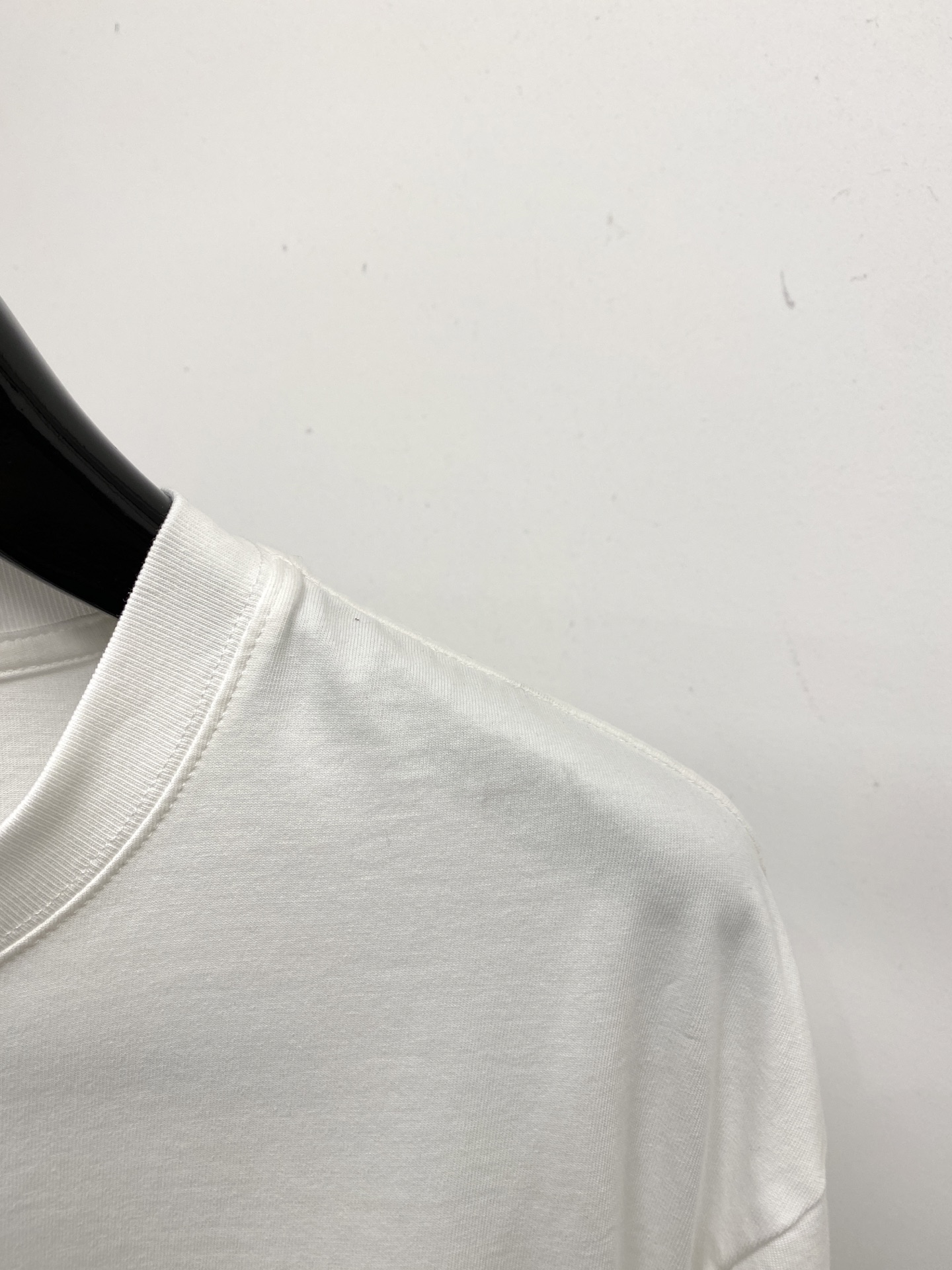 迪奥、2026新品短袖T恤，帅气时尚，胸前精致刺绣字母logo，简约百搭款。面料棉 不仅挺括，保持潮流的