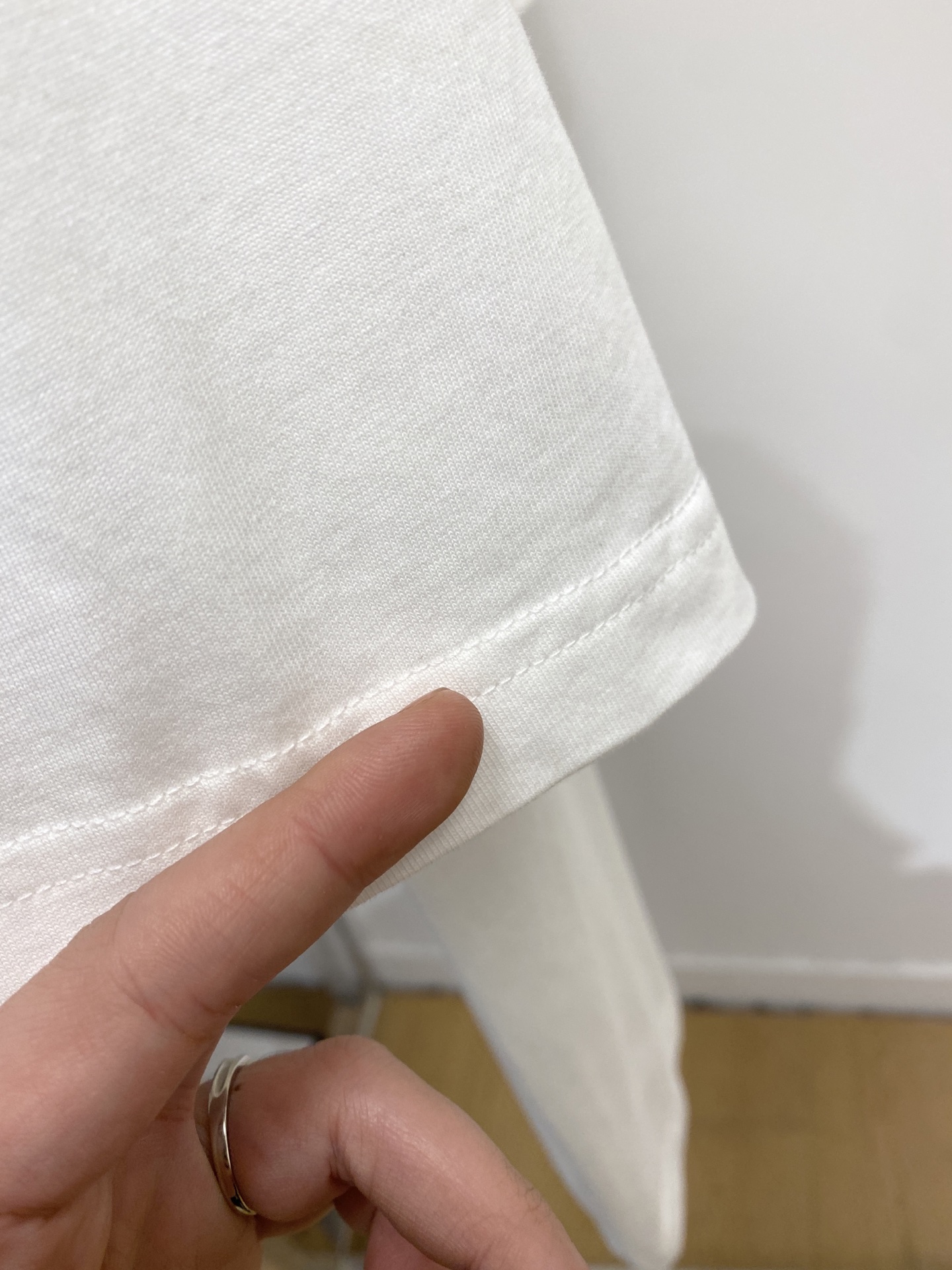 迪奥、2026新品短袖T恤，帅气时尚，胸前精致刺绣字母logo，简约百搭款。面料棉 不仅挺括，保持潮流的