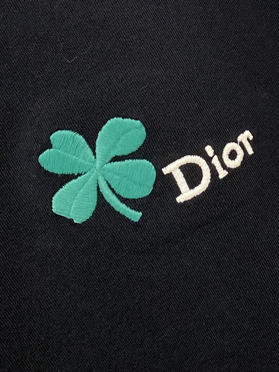 迪奥、2026新品短袖T恤，帅气时尚，胸前精致刺绣图案字母logo，简约百搭款。面料棉 不仅挺括，保持潮