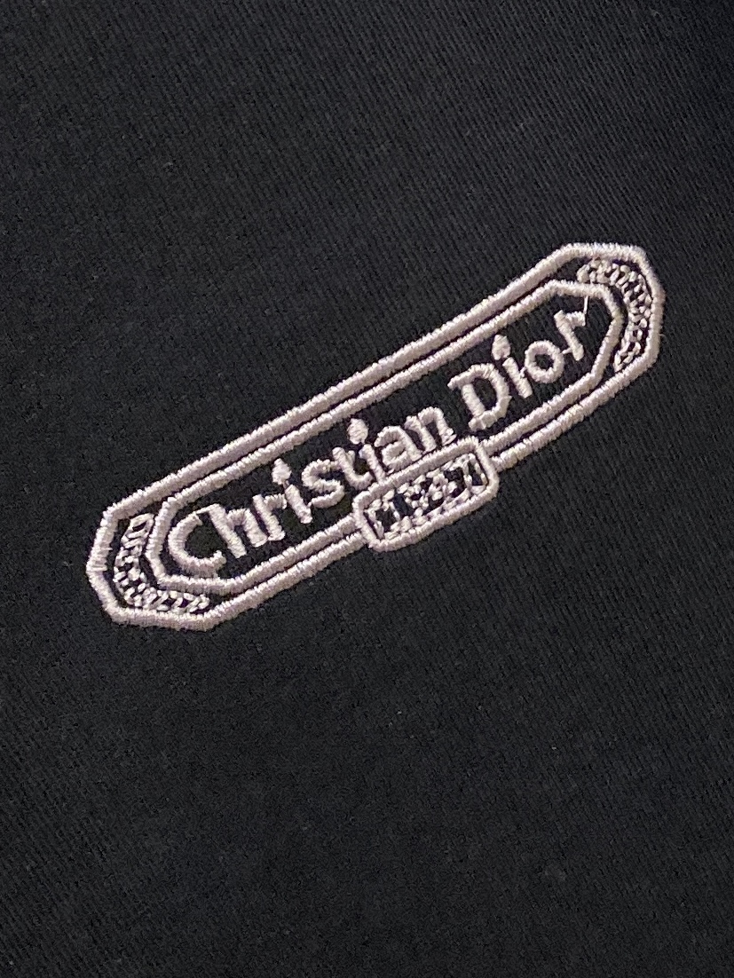 迪奥、2026新品短袖T恤，帅气时尚，胸前精致刺绣字母logo，简约百搭款。面料棉 不仅挺括，保持潮流的