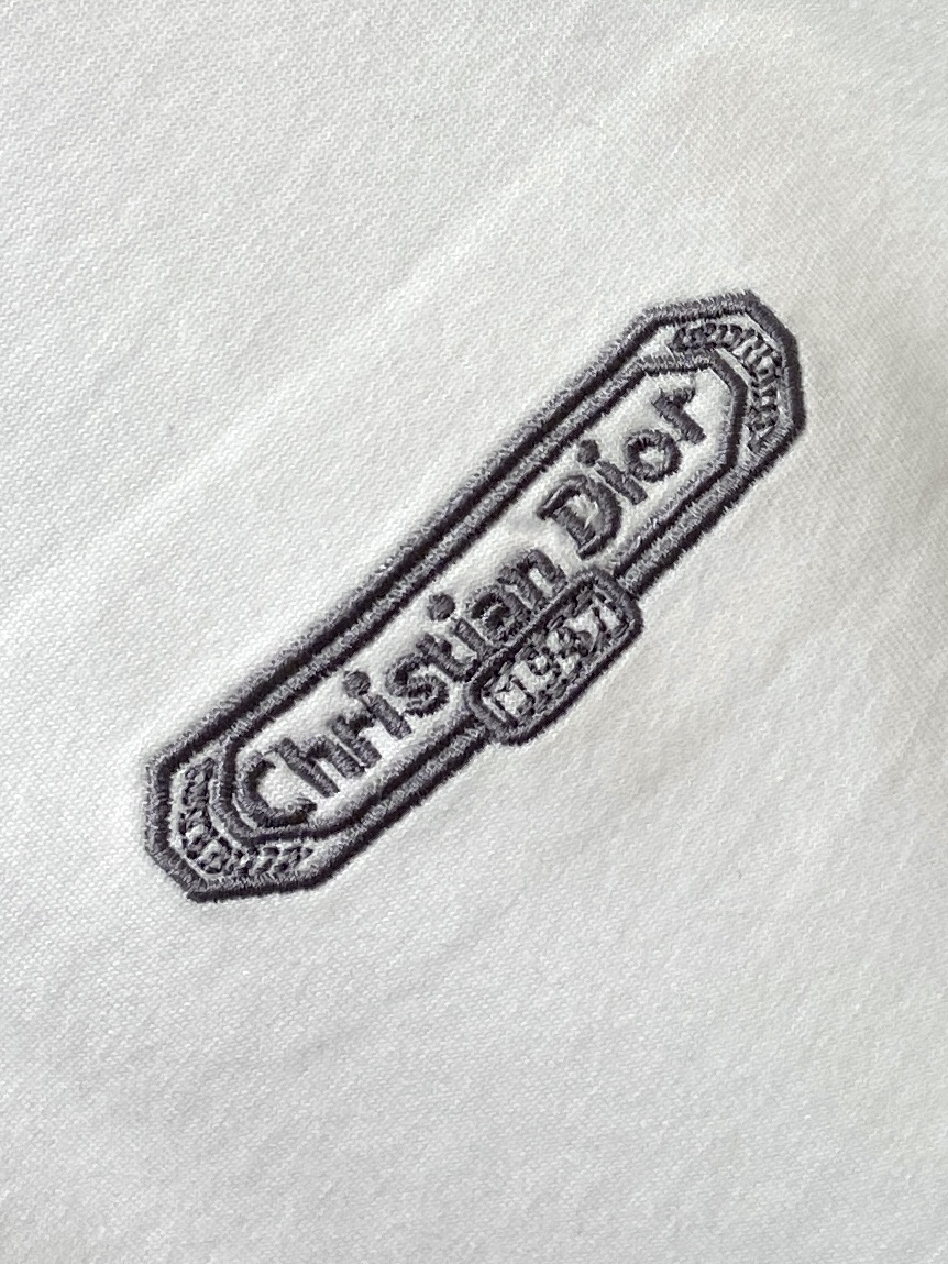 迪奥、2026新品短袖T恤，帅气时尚，胸前精致刺绣字母logo，简约百搭款。面料棉 不仅挺括，保持潮流的