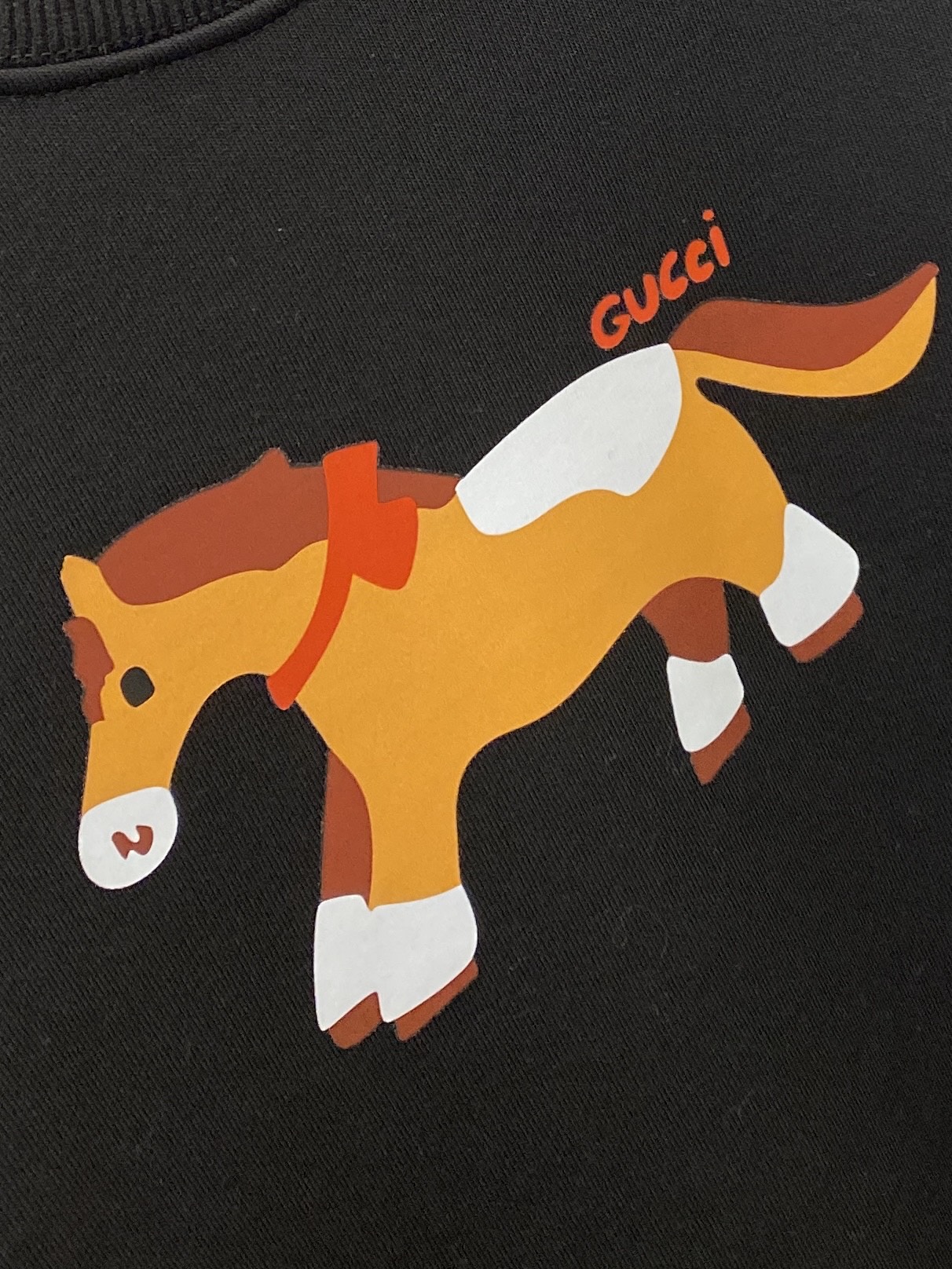 ￼ 🌾退换！ 古奇、2025新品加绒卫衣，帅气时尚，胸前顶级印花字母图案logo，简约百搭款。面料棉 不