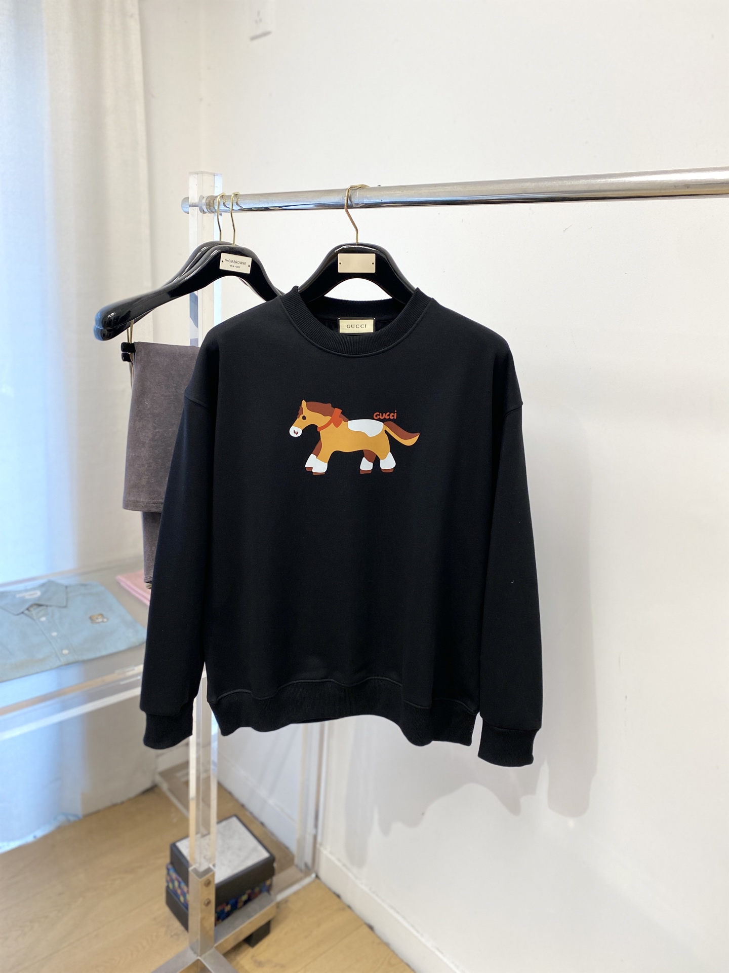 ￼ 🌾退换！ 古奇、2025新品加绒卫衣，帅气时尚，胸前顶级印花字母图案logo，简约百搭款。面料棉 不