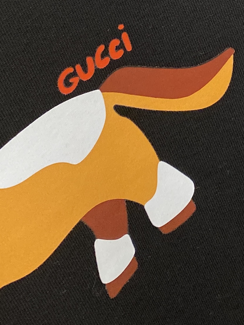 ￼ 🌾退换！ 古奇、2025新品加绒卫衣，帅气时尚，胸前顶级印花字母图案logo，简约百搭款。面料棉 不