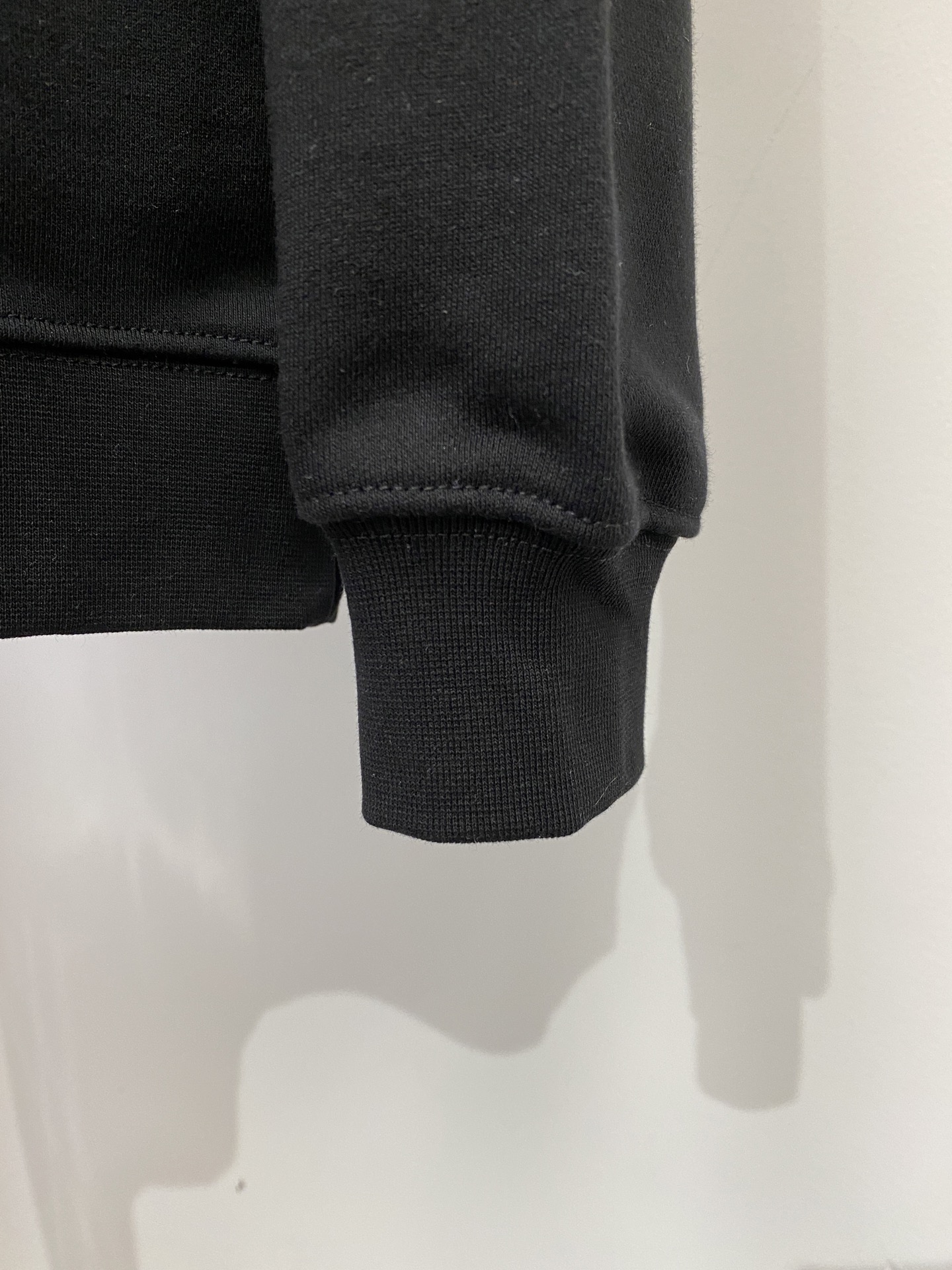 🌾退换！ 路易威登、2025新品卫衣，帅气时尚，胸前顶级印花字母logo，简约百搭款。面料棉 不仅挺括，