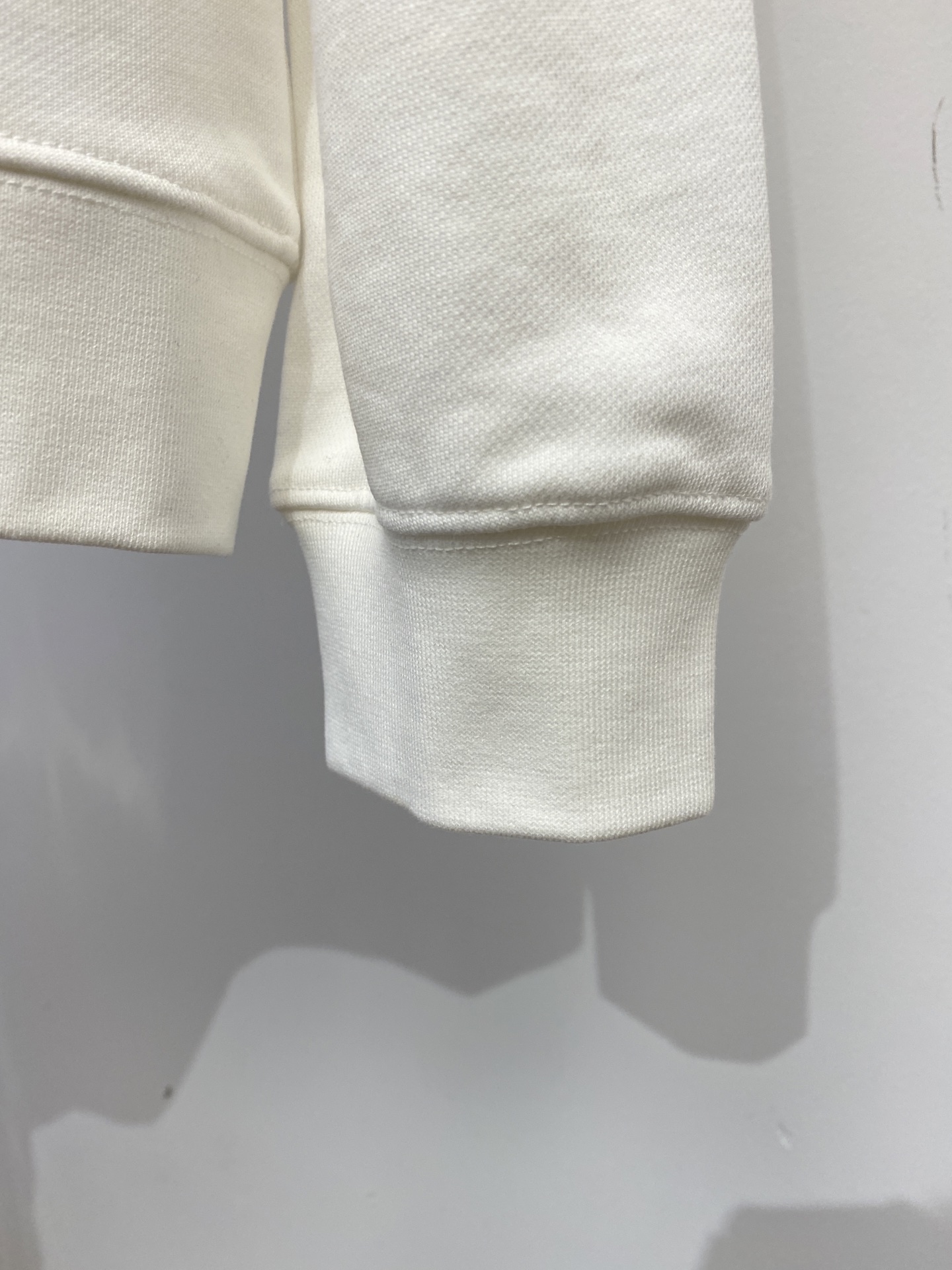 🌾退换！ 路易威登、2025新品卫衣，帅气时尚，胸前顶级印花字母logo，简约百搭款。面料棉 不仅挺括，