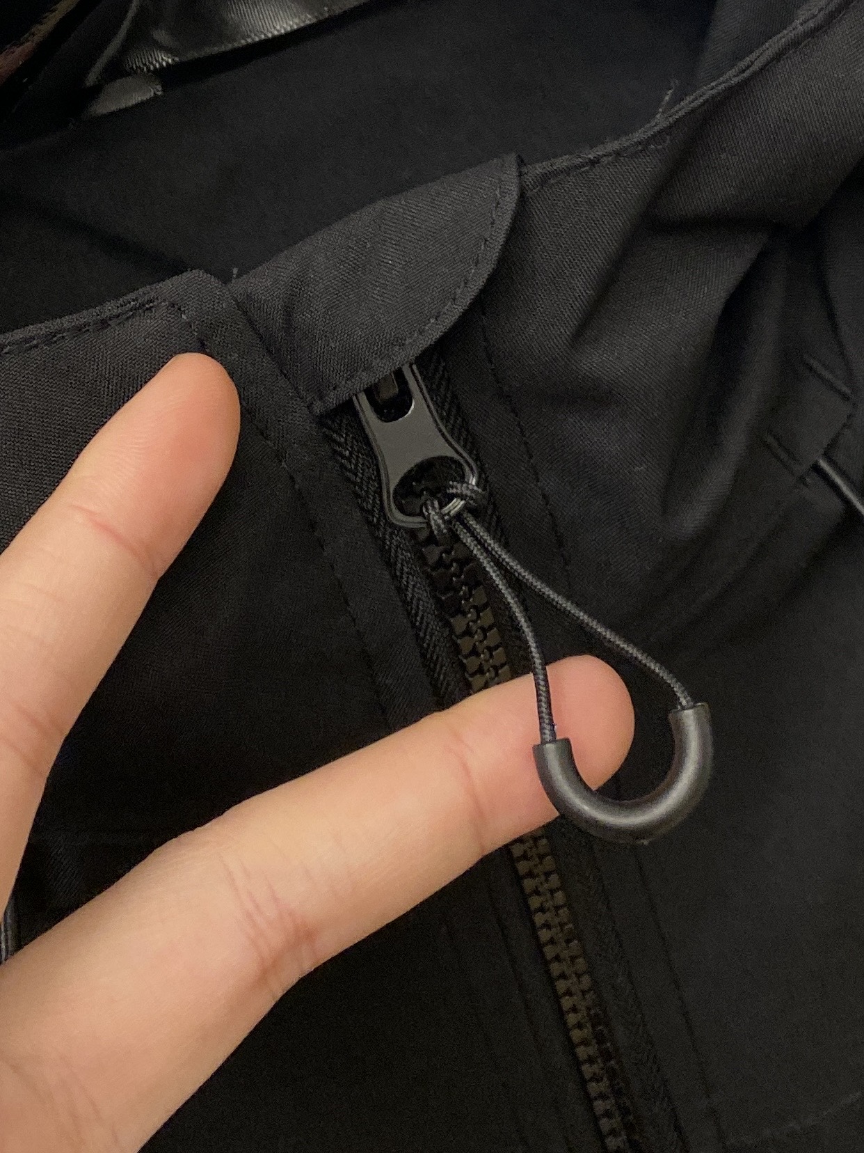 ￼ 🌾退换！miu miu、2025新品夹克外套，时尚帅气，简约百搭款，胸前顶级印胶字母logo，定制原