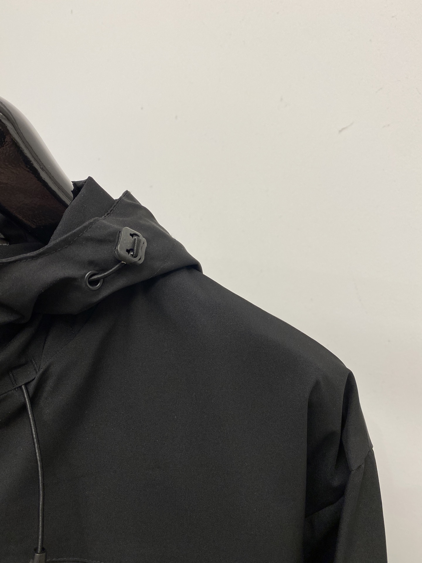 ￼ 🌾退换！miu miu、2025新品夹克外套，时尚帅气，简约百搭款，胸前顶级印胶字母logo，定制原