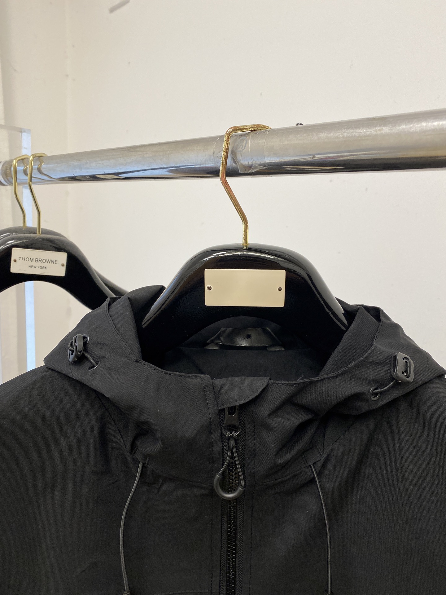 ￼ 🌾退换！miu miu、2025新品夹克外套，时尚帅气，简约百搭款，胸前顶级印胶字母logo，定制原