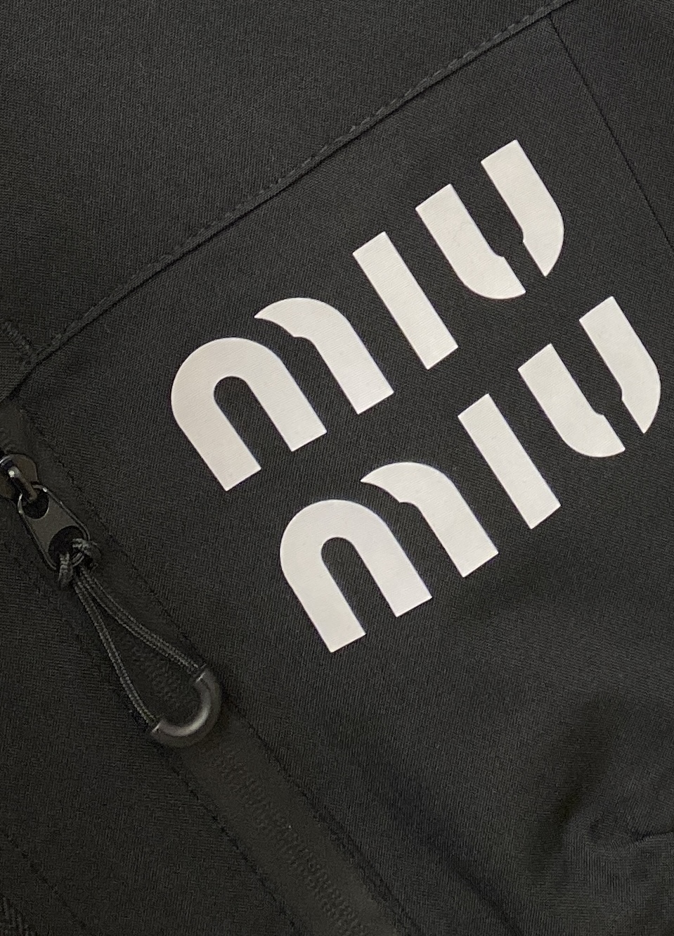 ￼ 🌾退换！miu miu、2025新品夹克外套，时尚帅气，简约百搭款，胸前顶级印胶字母logo，定制原