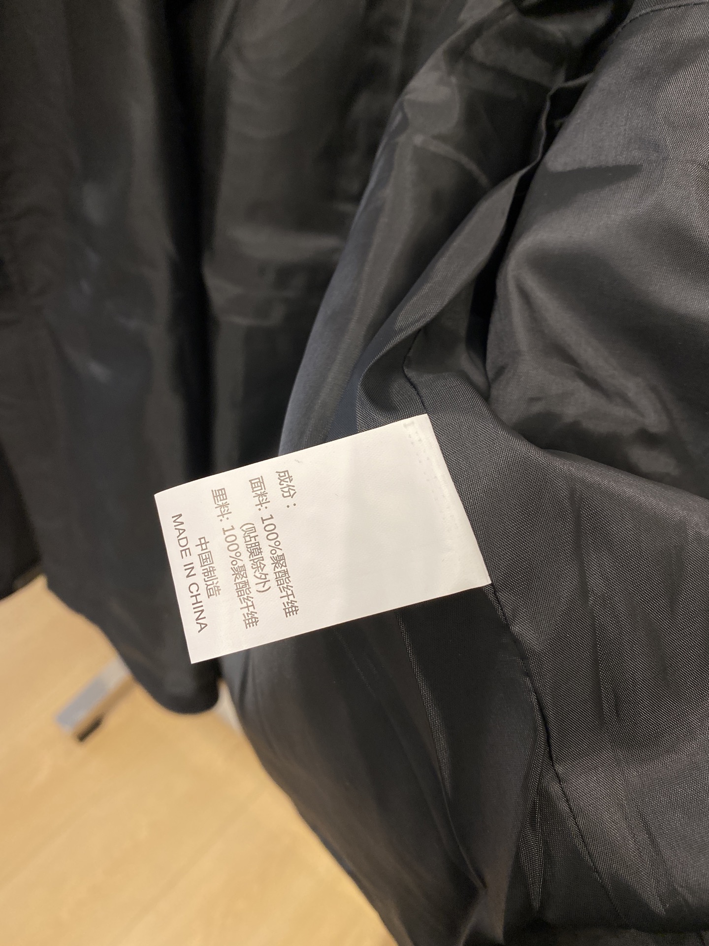 ￼ 🌾退换！miu miu、2025新品夹克外套，时尚帅气，简约百搭款，胸前顶级印胶字母logo，定制原