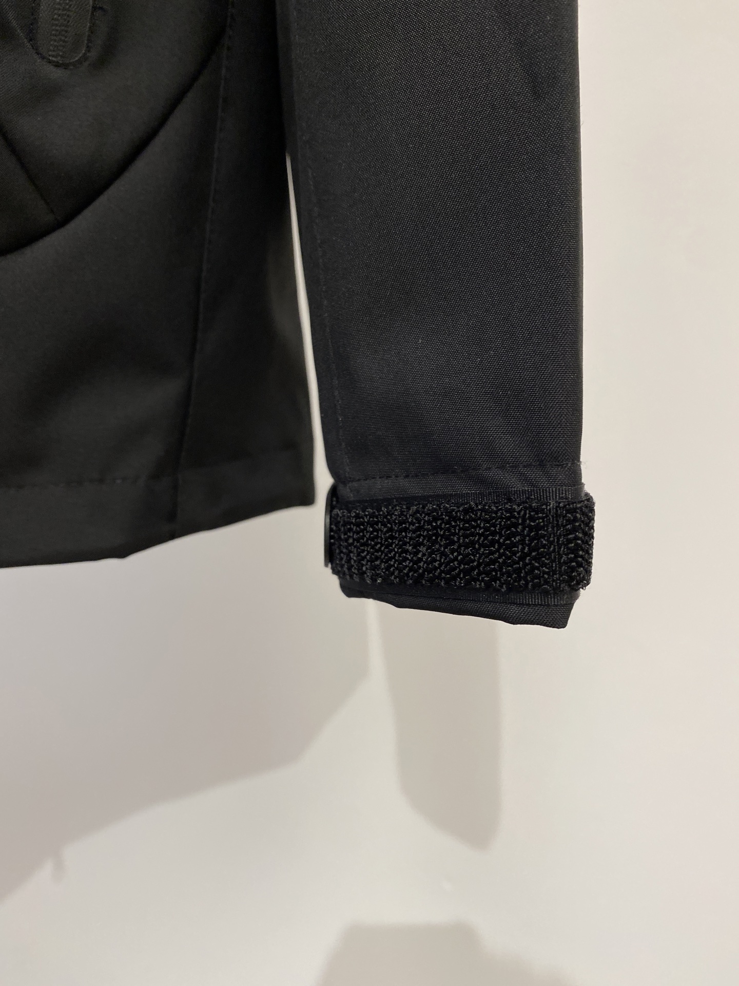 ￼ 🌾退换！miu miu、2025新品夹克外套，时尚帅气，简约百搭款，胸前顶级印胶字母logo，定制原