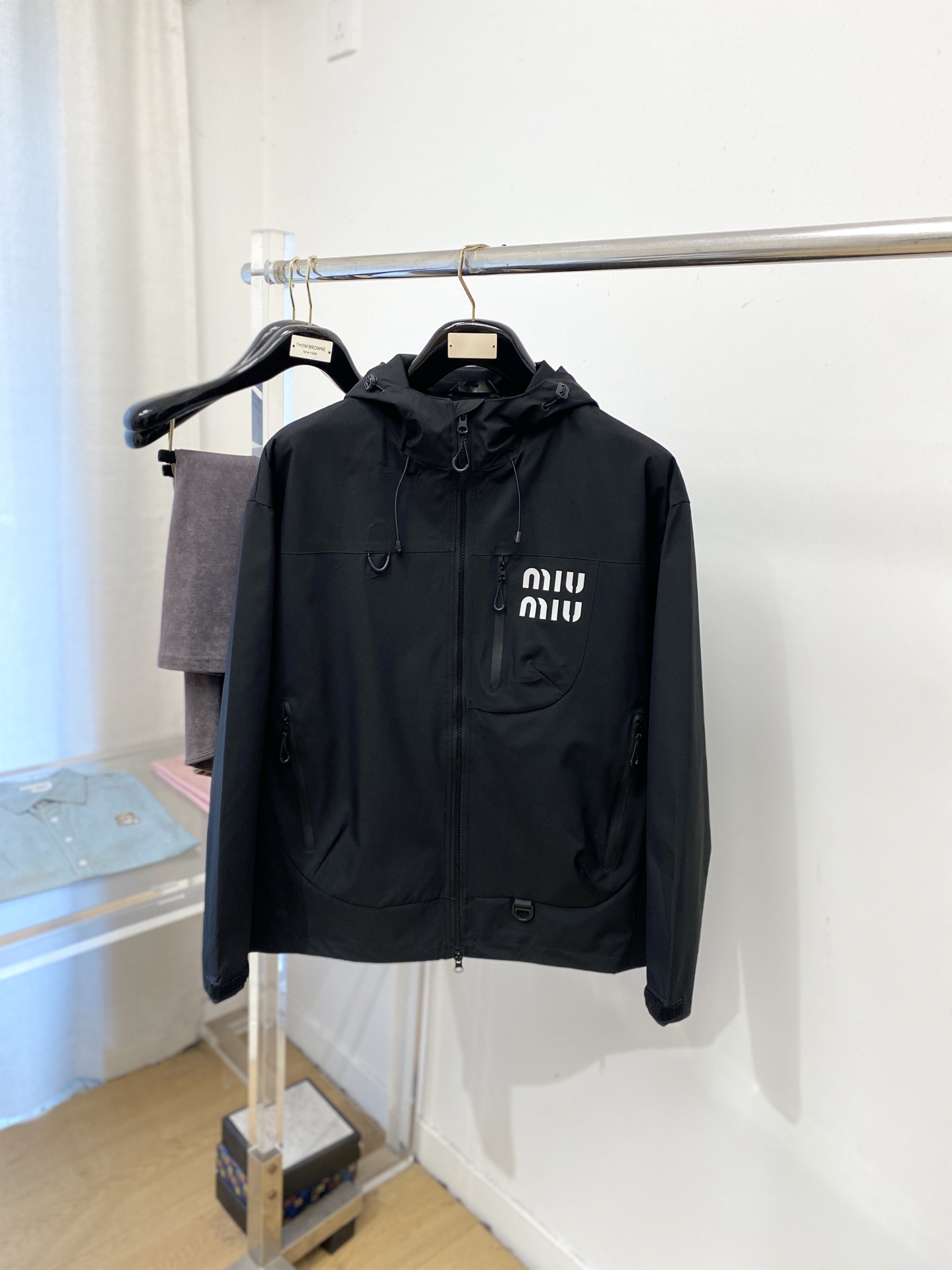 ￼ 🌾退换！miu miu、2025新品夹克外套，时尚帅气，简约百搭款，胸前顶级印胶字母logo，定制原