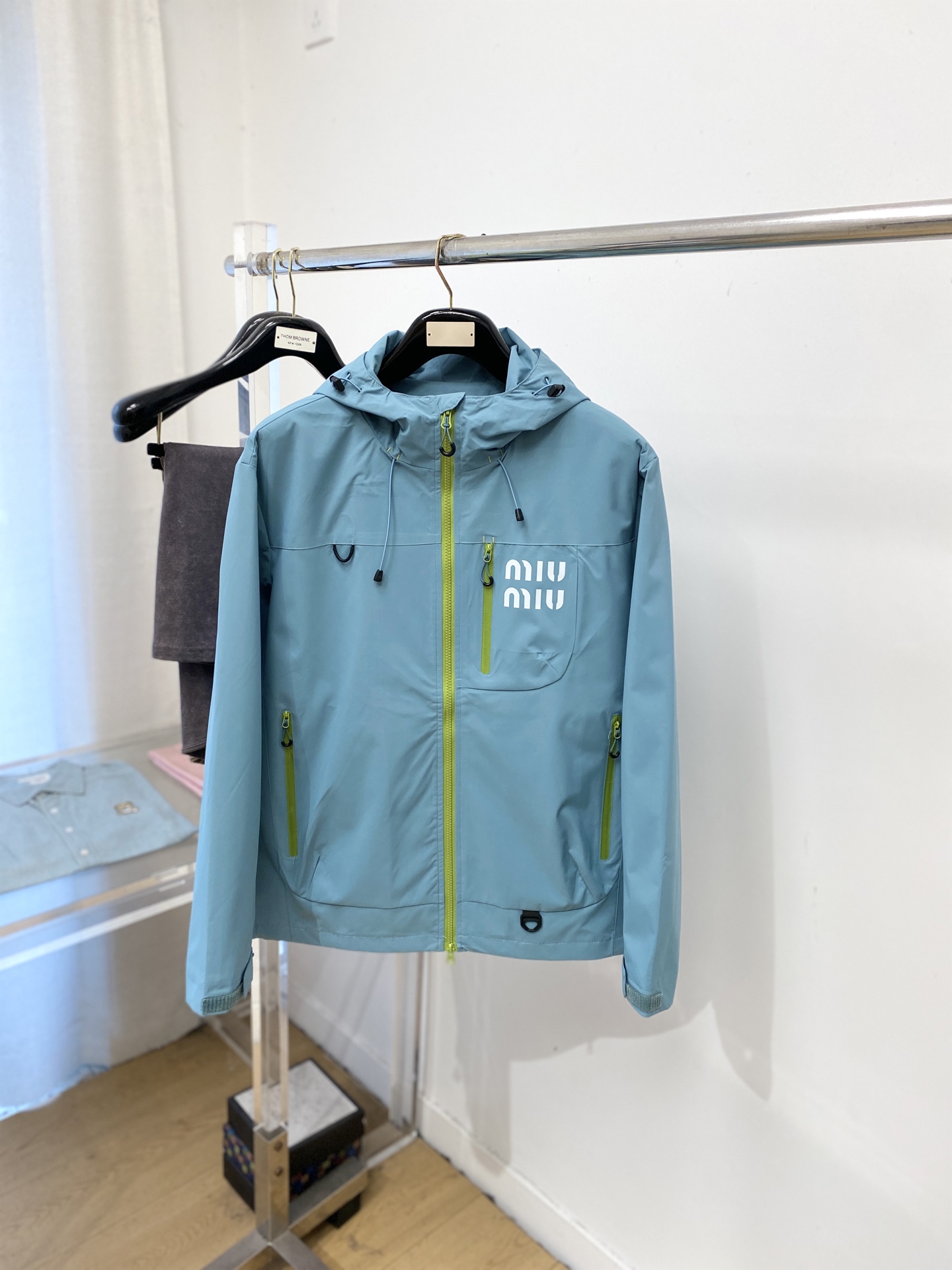 🌾退换！miu miu、2025新品夹克外套，时尚帅气，简约百搭款，胸前顶级印胶字母logo，定制原版面