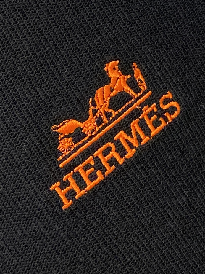 ￼ 🌾退换！ 爱马仕、2025新品开衫卫衣，帅气时尚，胸前精致刺绣图案字母logo，简约百搭款。面料棉 