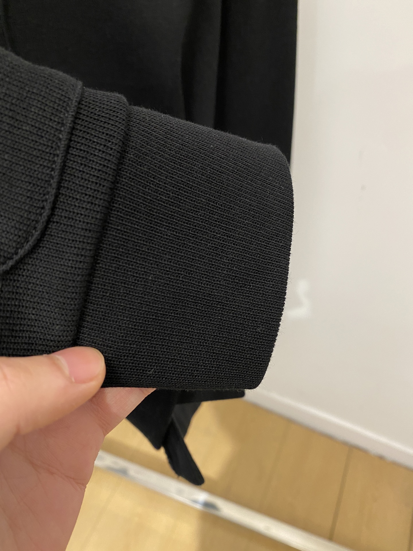 ￼ 🌾退换！ 爱马仕、2025新品开衫卫衣，帅气时尚，胸前精致刺绣图案字母logo，简约百搭款。面料棉 