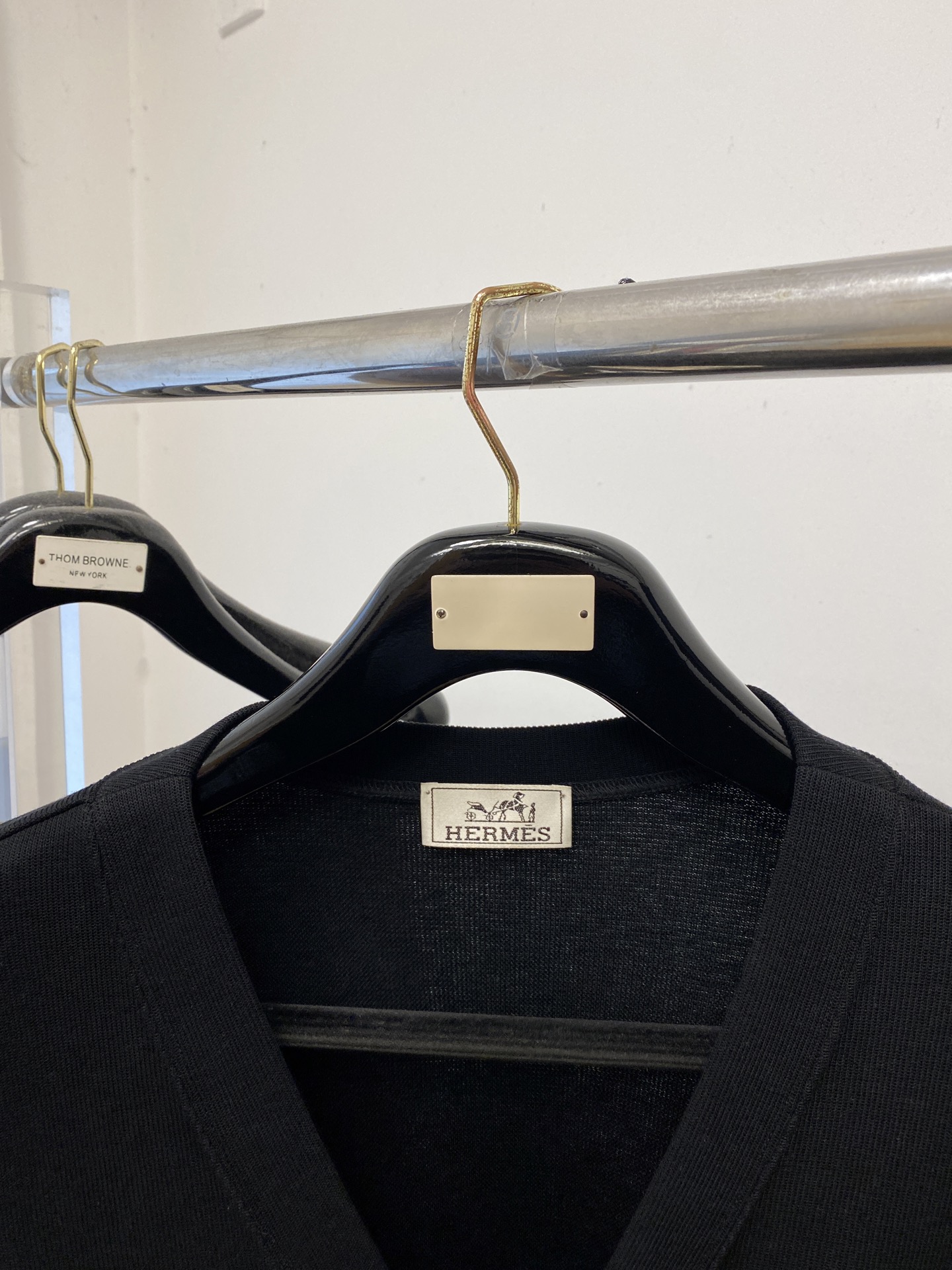 ￼ 🌾退换！ 爱马仕、2025新品开衫卫衣，帅气时尚，胸前精致刺绣图案字母logo，简约百搭款。面料棉 