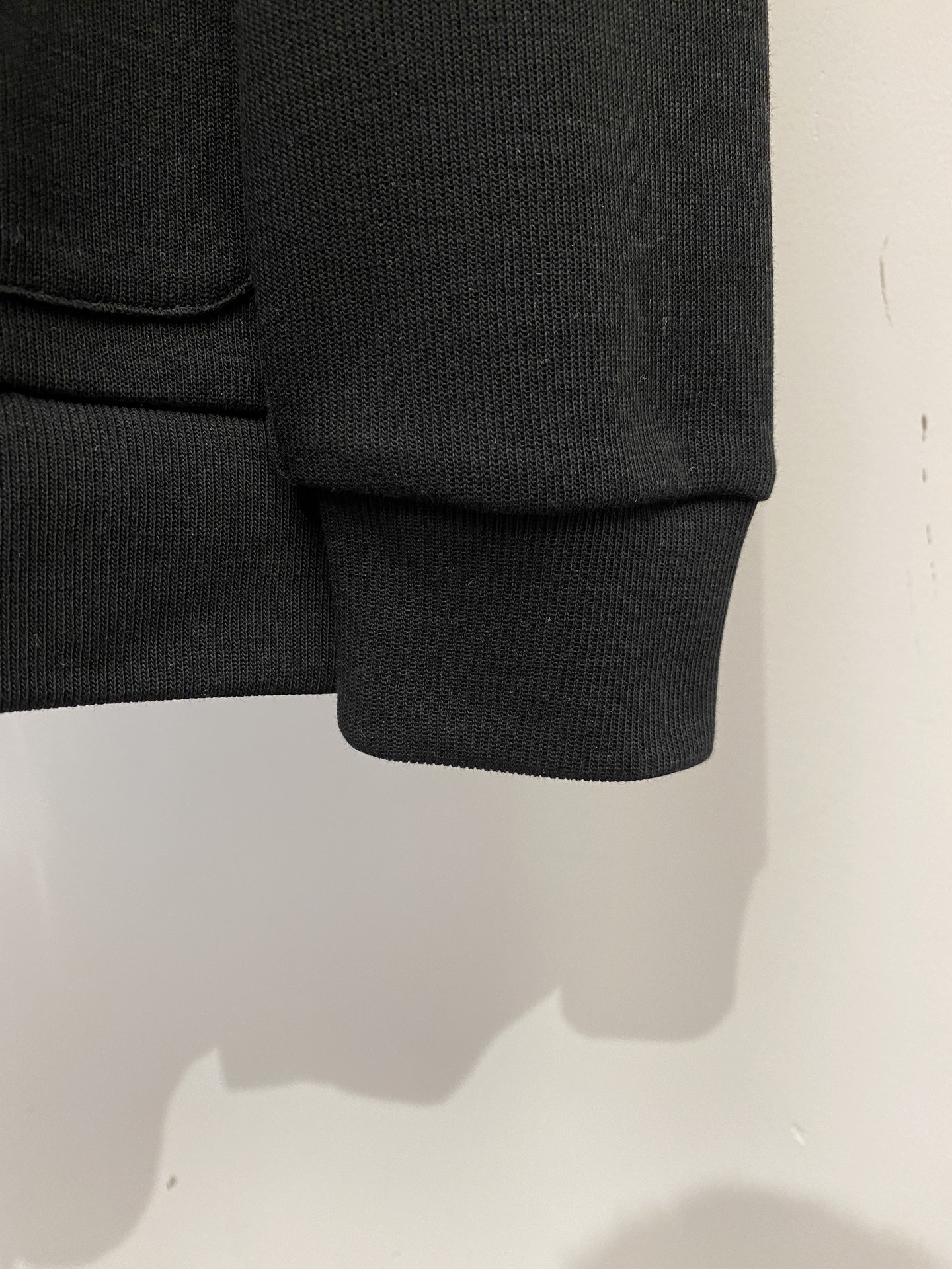 ￼ 🌾退换！ 爱马仕、2025新品开衫卫衣，帅气时尚，胸前精致刺绣图案字母logo，简约百搭款。面料棉 